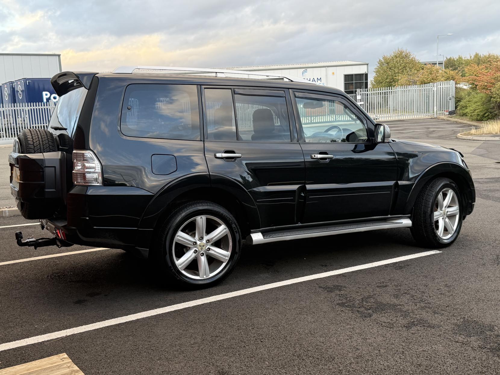 Mitsubishi Shogun 3.2 DI-DC Diamond SUV 5dr Diesel Auto 4WD Euro 5 LWB (197 ps)