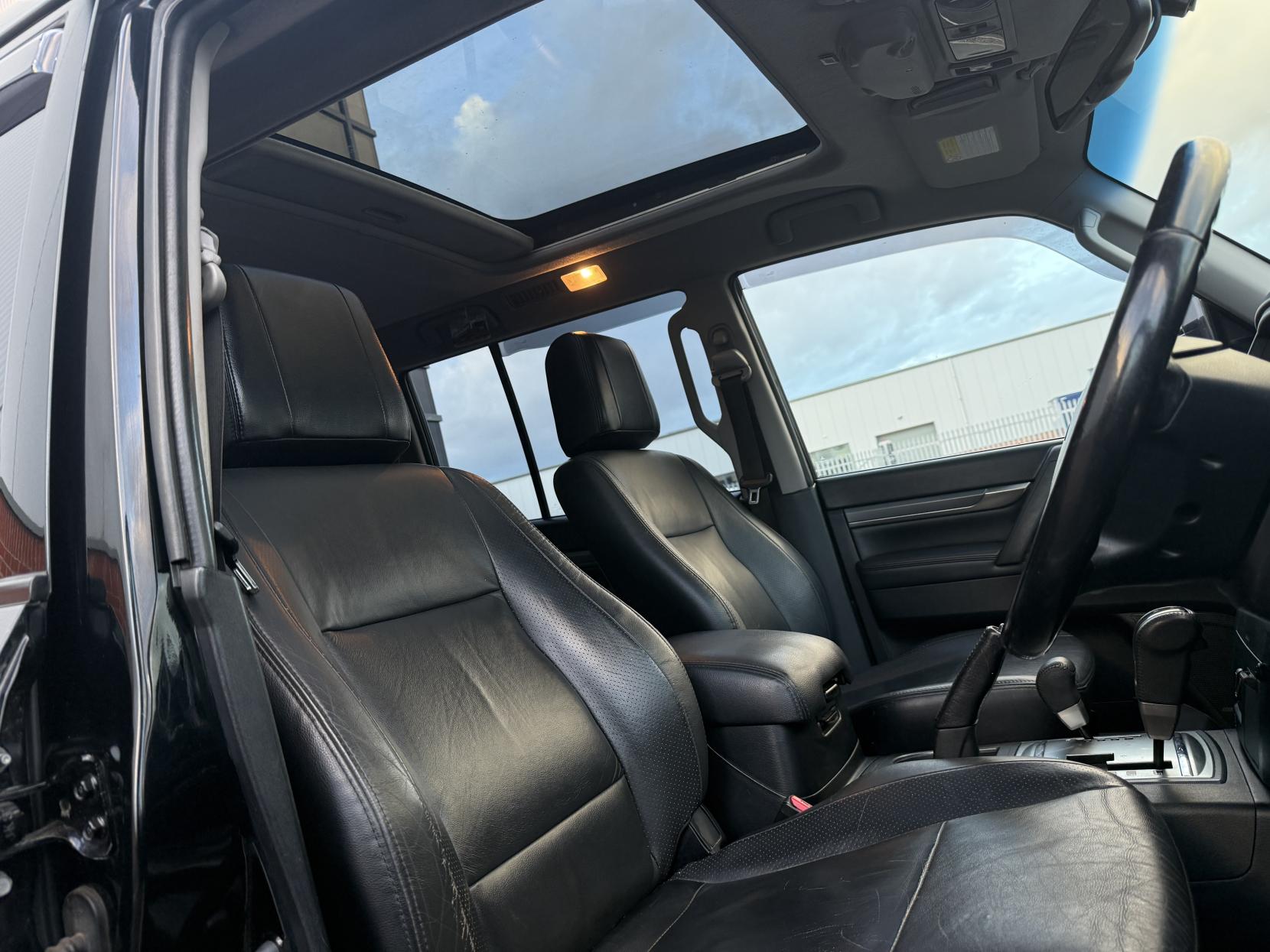 Mitsubishi Shogun 3.2 DI-DC Diamond SUV 5dr Diesel Auto 4WD Euro 5 LWB (197 ps)