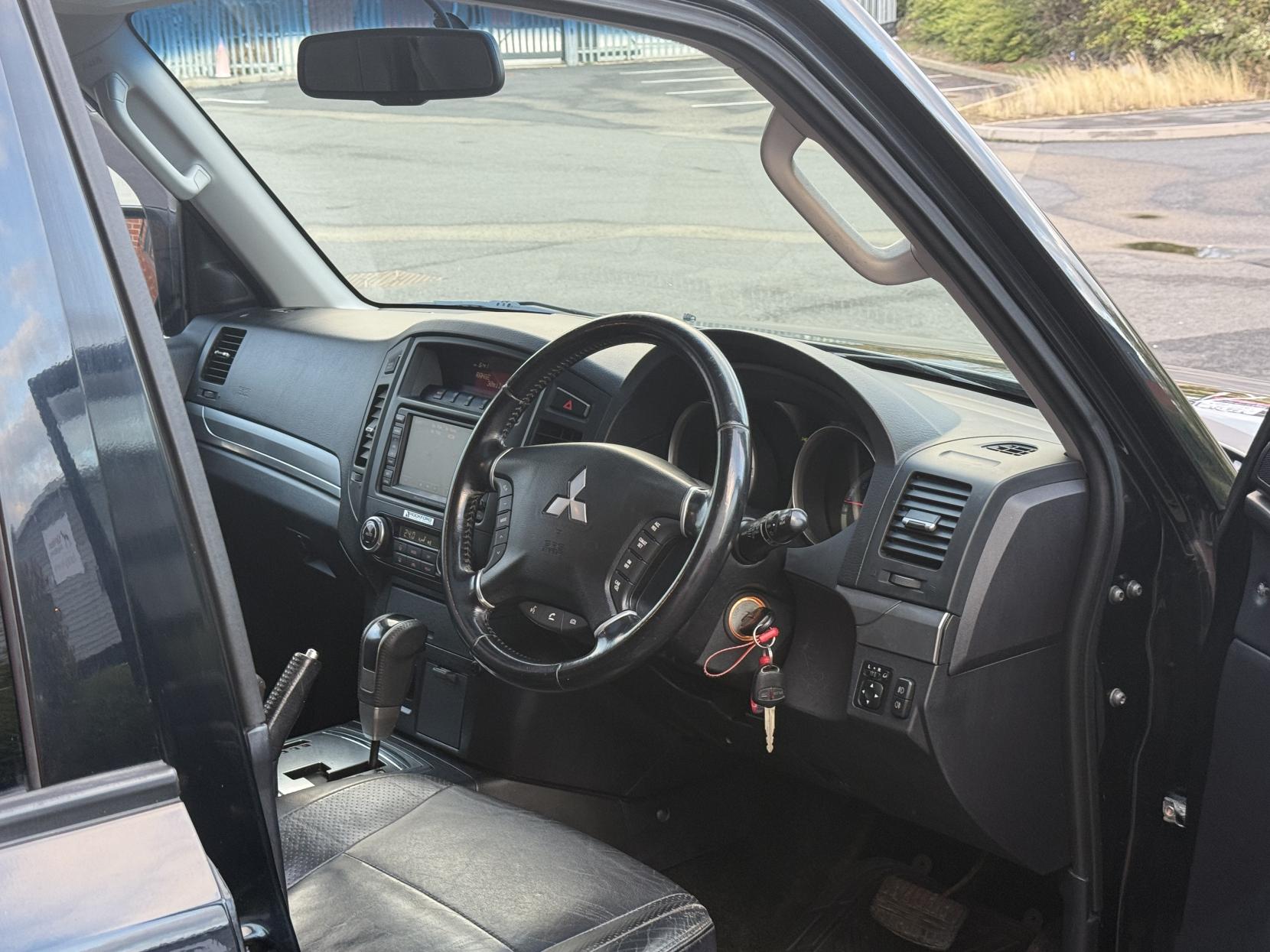 Mitsubishi Shogun 3.2 DI-DC Diamond SUV 5dr Diesel Auto 4WD Euro 5 LWB (197 ps)