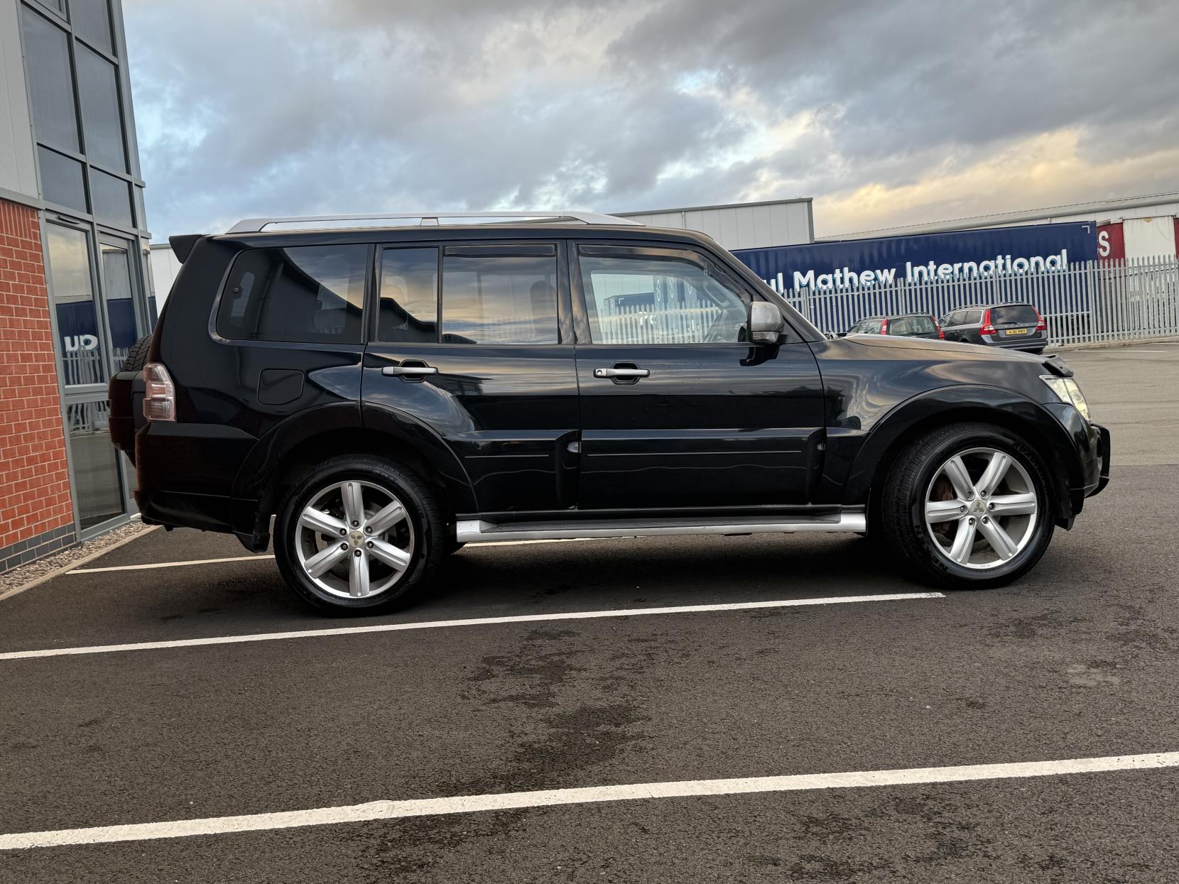 Mitsubishi Shogun 3.2 DI-DC Diamond SUV 5dr Diesel Auto 4WD Euro 5 LWB (197 ps)