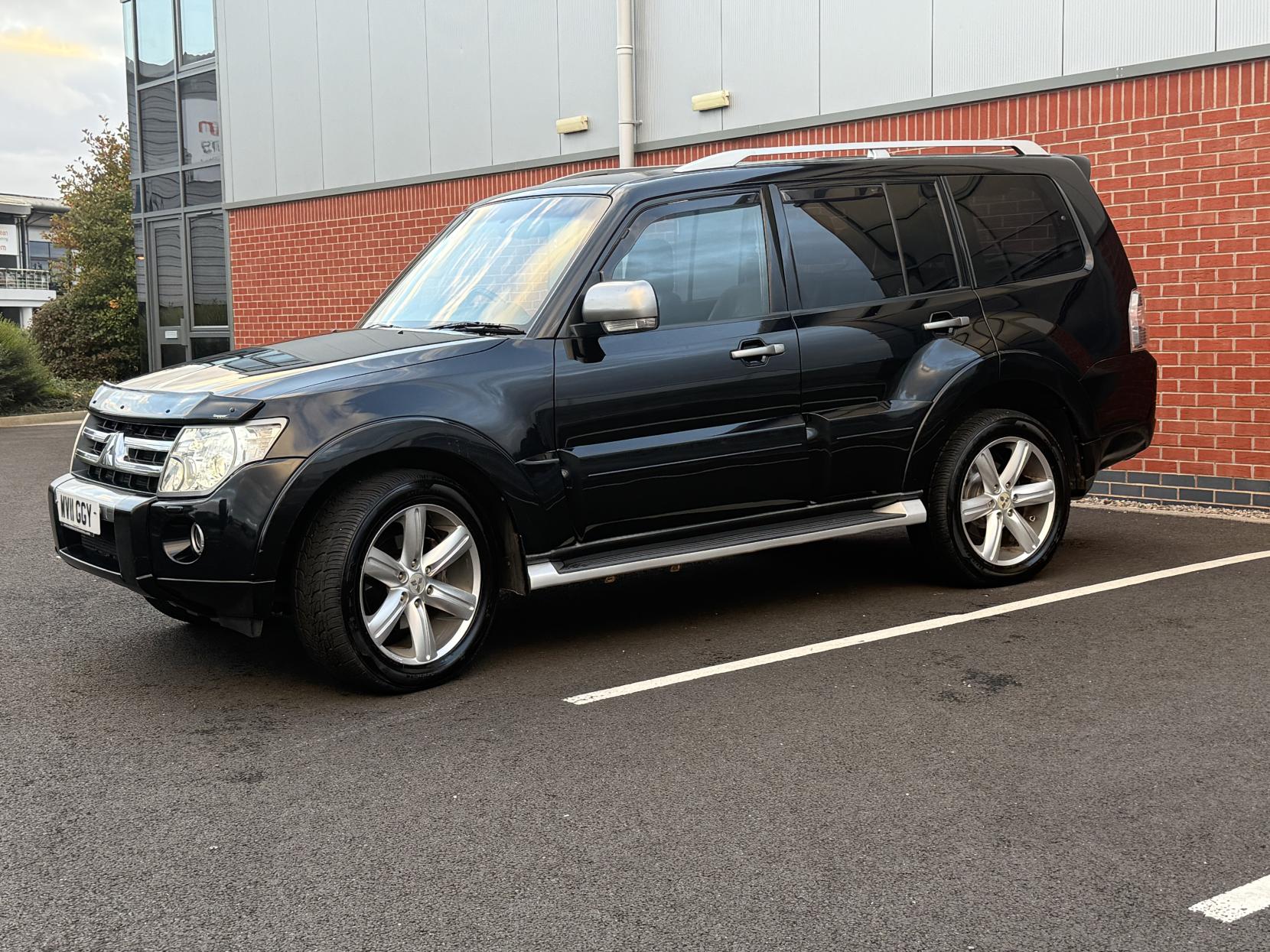 Mitsubishi Shogun 3.2 DI-DC Diamond SUV 5dr Diesel Auto 4WD Euro 5 LWB (197 ps)