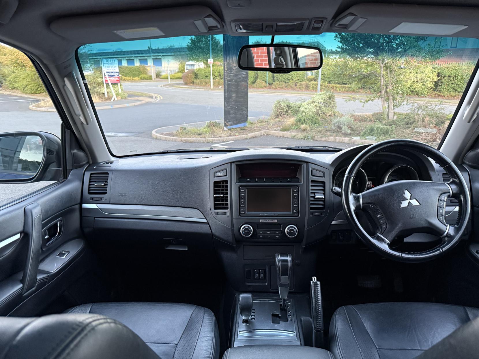 Mitsubishi Shogun 3.2 DI-DC Diamond SUV 5dr Diesel Auto 4WD Euro 4 LWB (168 ps)
