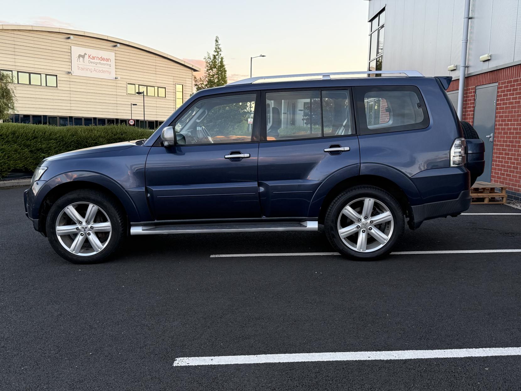 Mitsubishi Shogun 3.2 DI-DC Diamond SUV 5dr Diesel Auto 4WD Euro 4 LWB (168 ps)