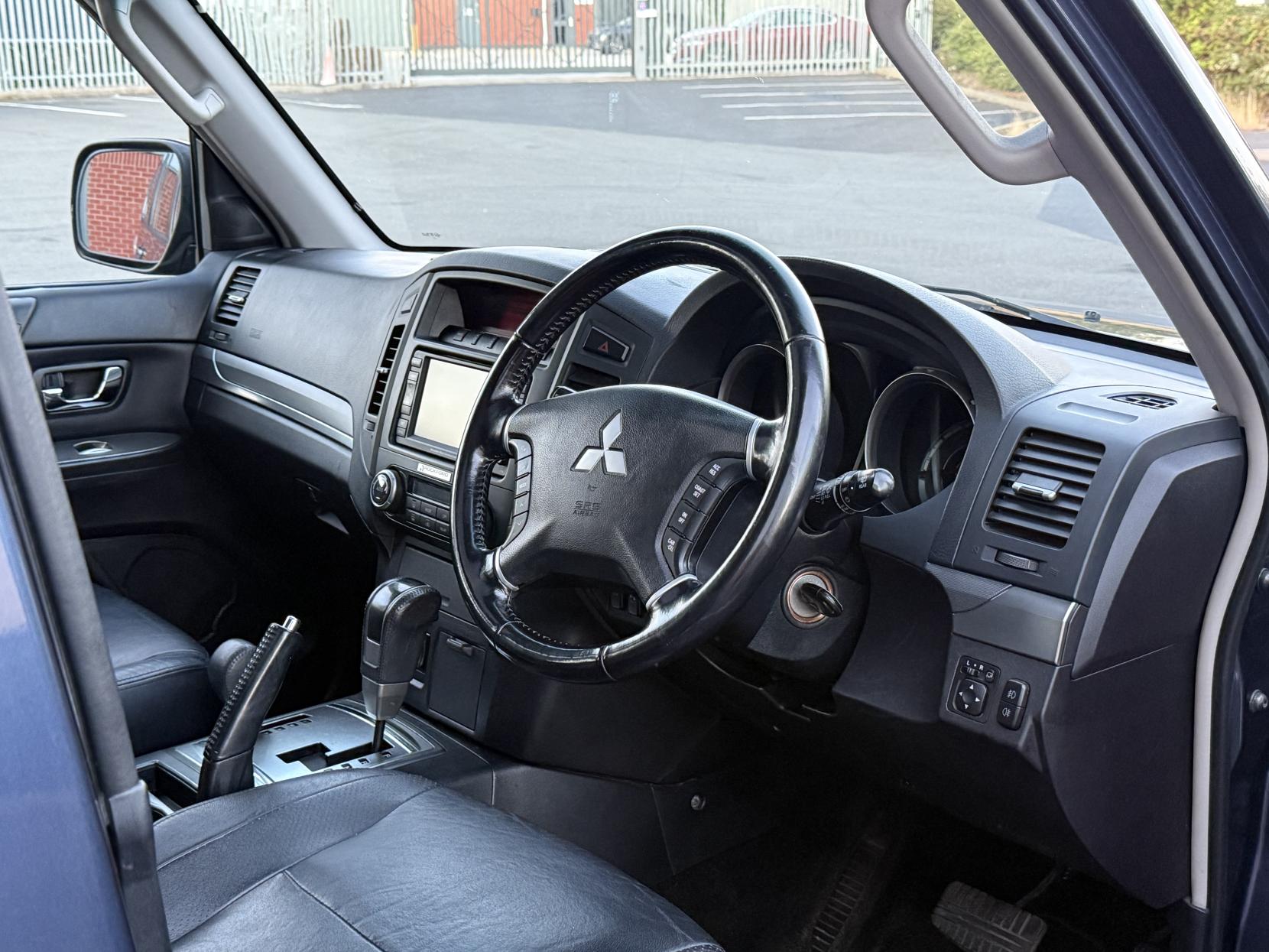 Mitsubishi Shogun 3.2 DI-DC Diamond SUV 5dr Diesel Auto 4WD Euro 4 LWB (168 ps)