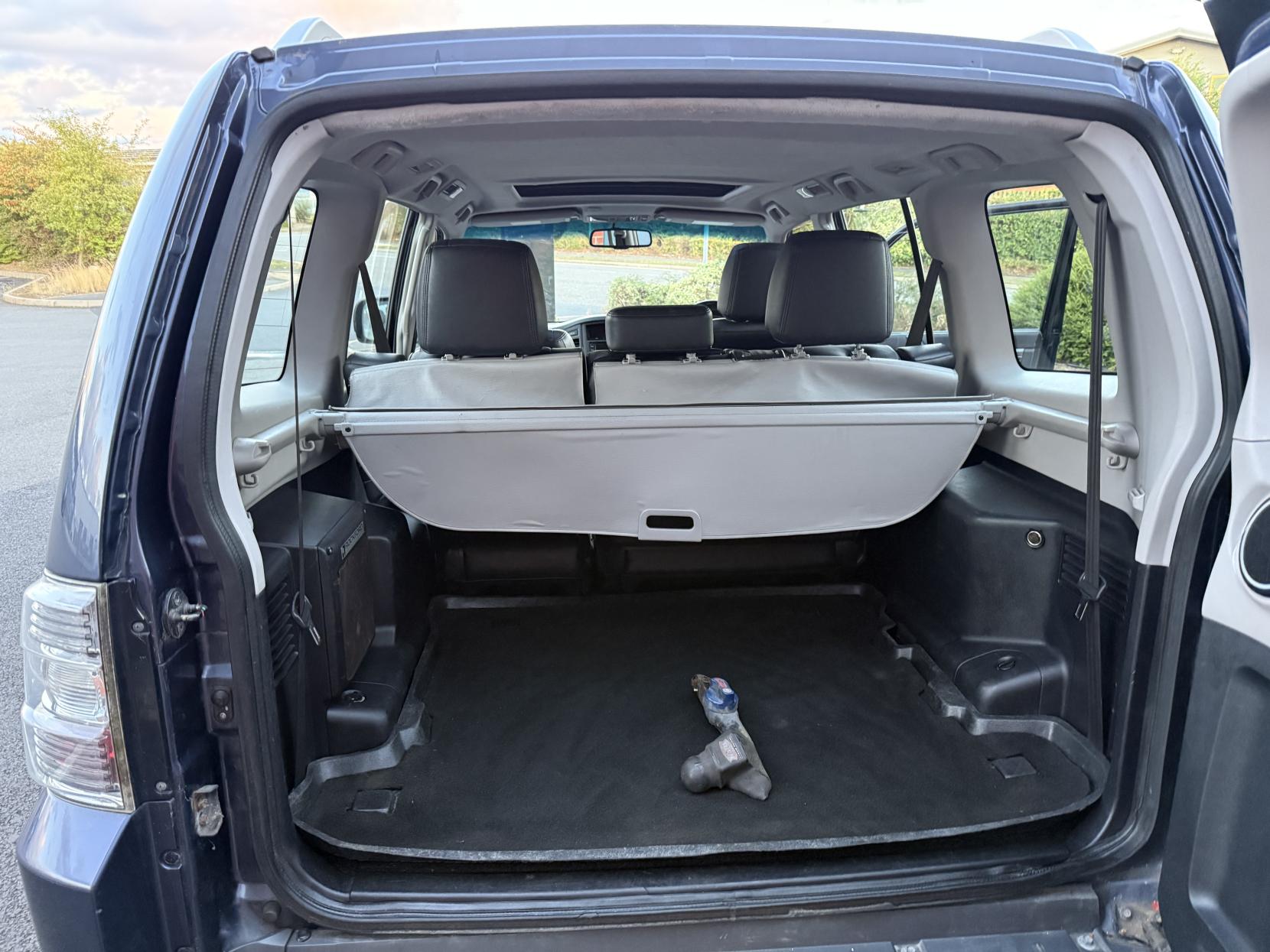 Mitsubishi Shogun 3.2 DI-DC Diamond SUV 5dr Diesel Auto 4WD Euro 4 LWB (168 ps)