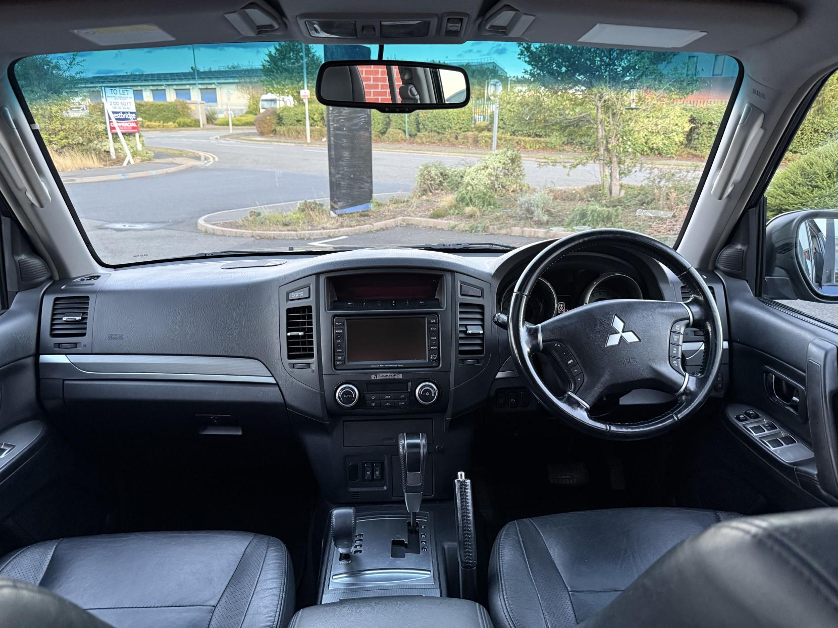 Mitsubishi Shogun 3.2 DI-DC Diamond SUV 5dr Diesel Auto 4WD Euro 4 LWB (168 ps)