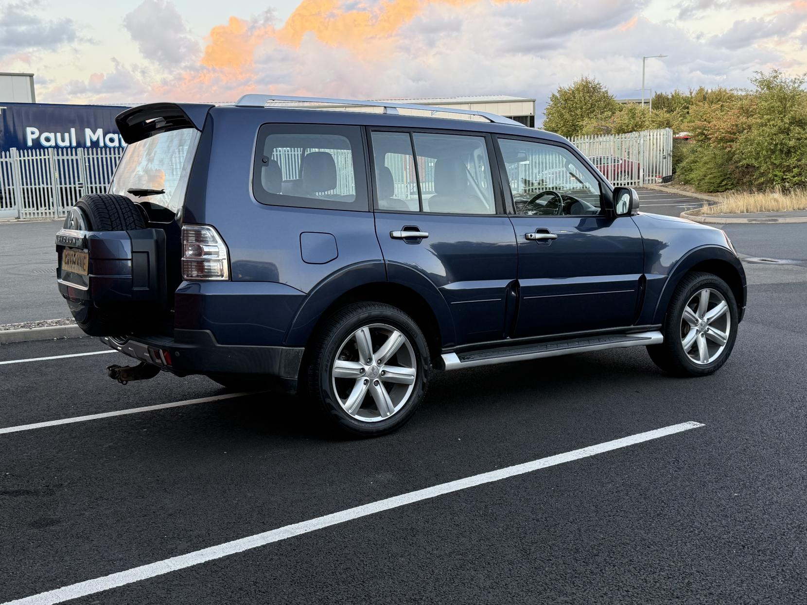 Mitsubishi Shogun 3.2 DI-DC Diamond SUV 5dr Diesel Auto 4WD Euro 4 LWB (168 ps)