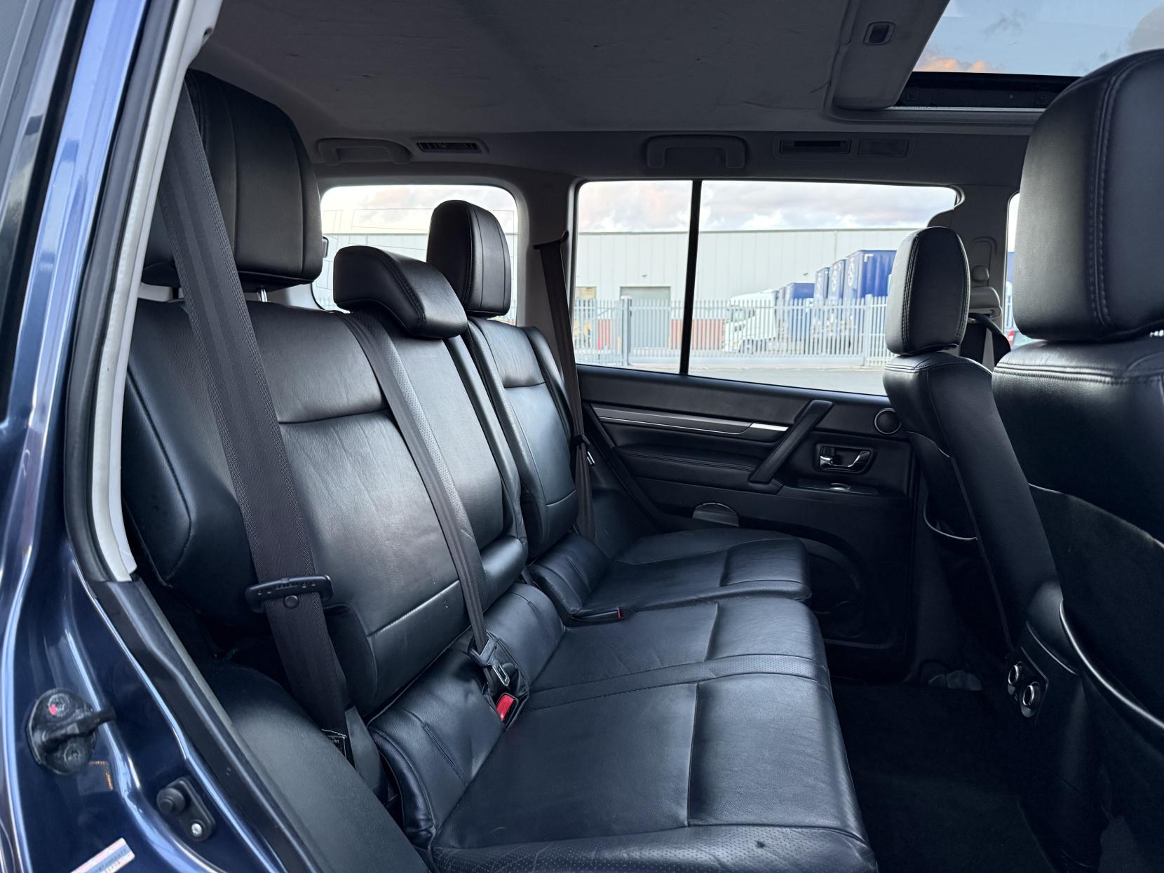 Mitsubishi Shogun 3.2 DI-DC Diamond SUV 5dr Diesel Auto 4WD Euro 4 LWB (168 ps)