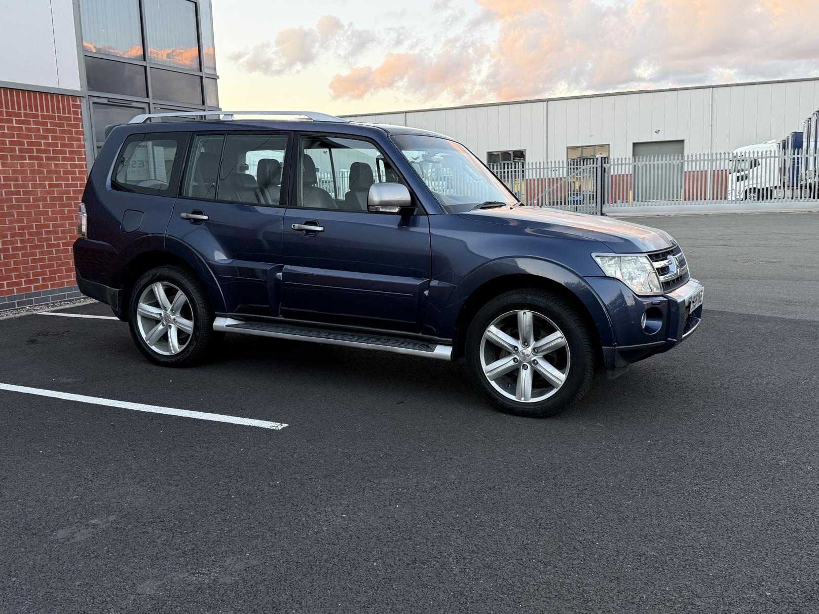 Mitsubishi Shogun 3.2 DI-DC Diamond SUV 5dr Diesel Auto 4WD Euro 4 LWB (168 ps)