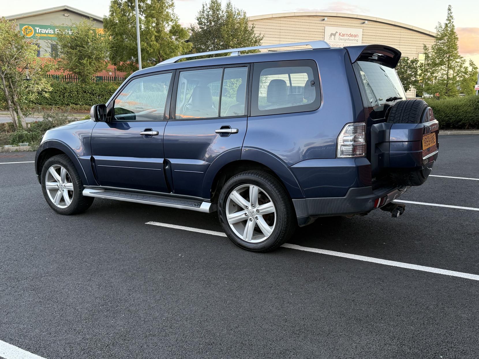 Mitsubishi Shogun 3.2 DI-DC Diamond SUV 5dr Diesel Auto 4WD Euro 4 LWB (168 ps)
