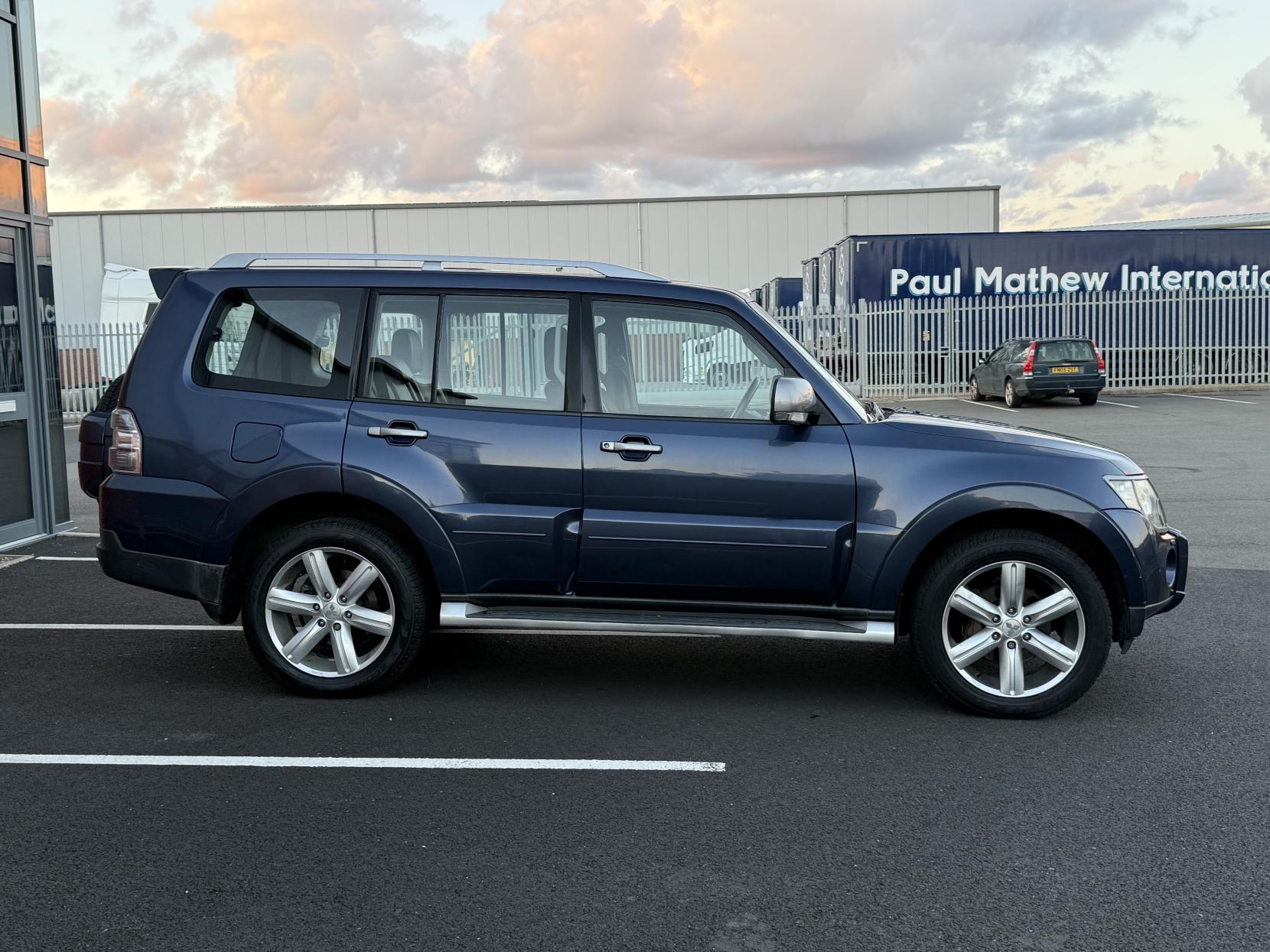 Mitsubishi Shogun 3.2 DI-DC Diamond SUV 5dr Diesel Auto 4WD Euro 4 LWB (168 ps)