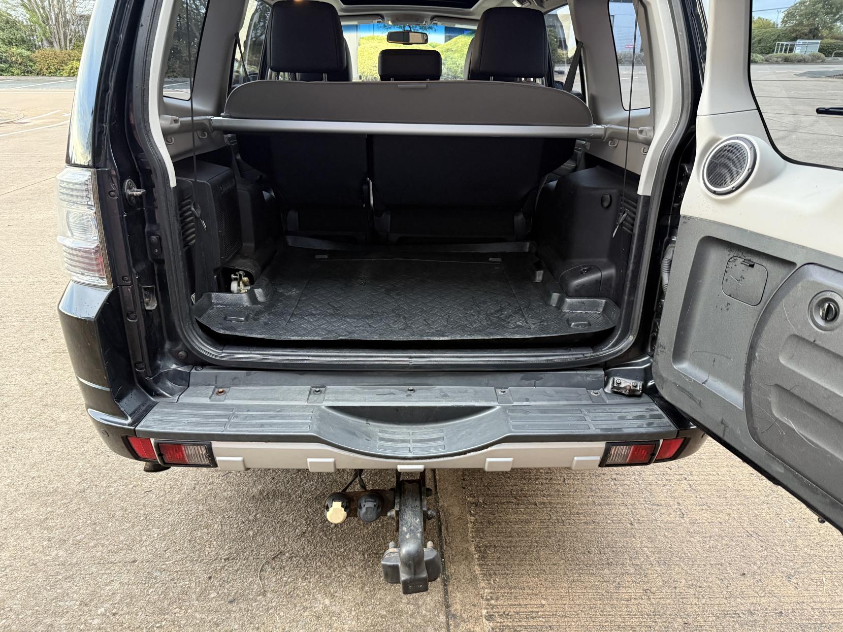 Mitsubishi Shogun 3.2 DI-DC Elegance SUV 5dr Diesel Auto 4WD Euro 5 LWB (197 ps)