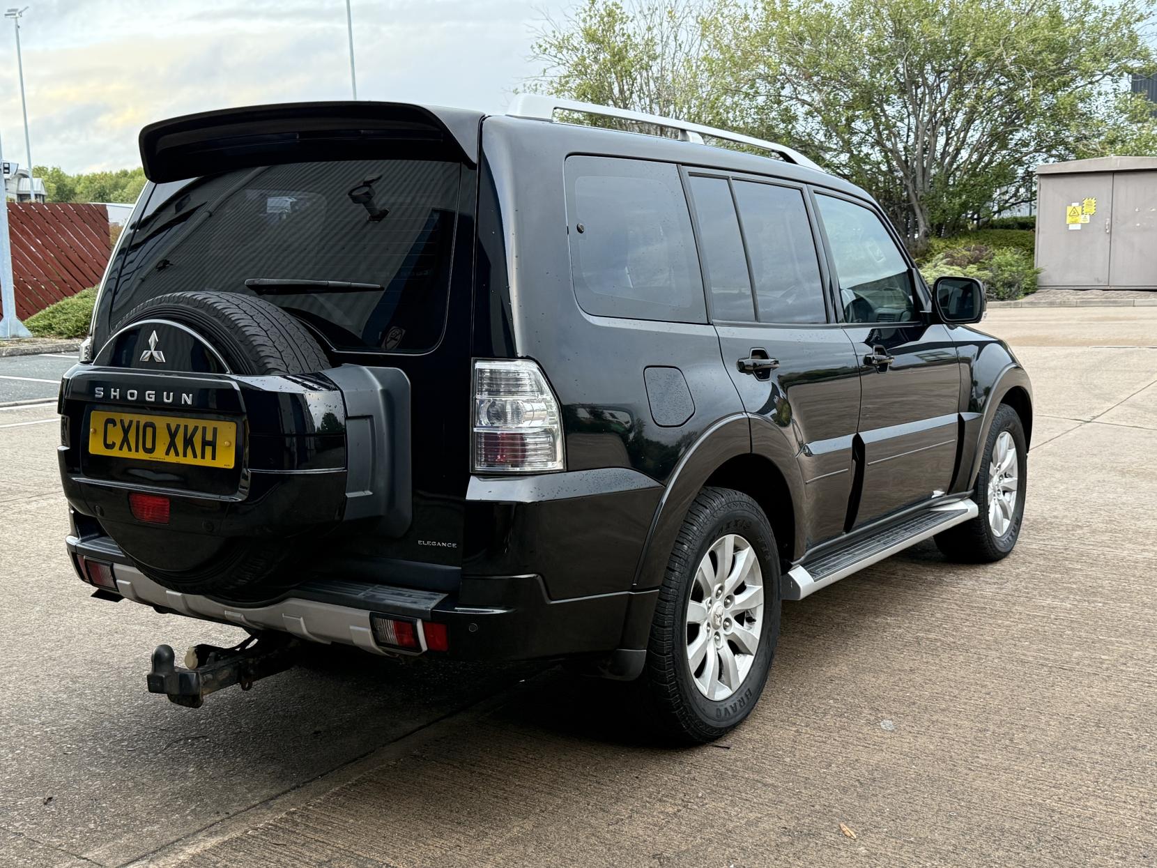 Mitsubishi Shogun 3.2 DI-DC Elegance SUV 5dr Diesel Auto 4WD Euro 5 LWB (197 ps)
