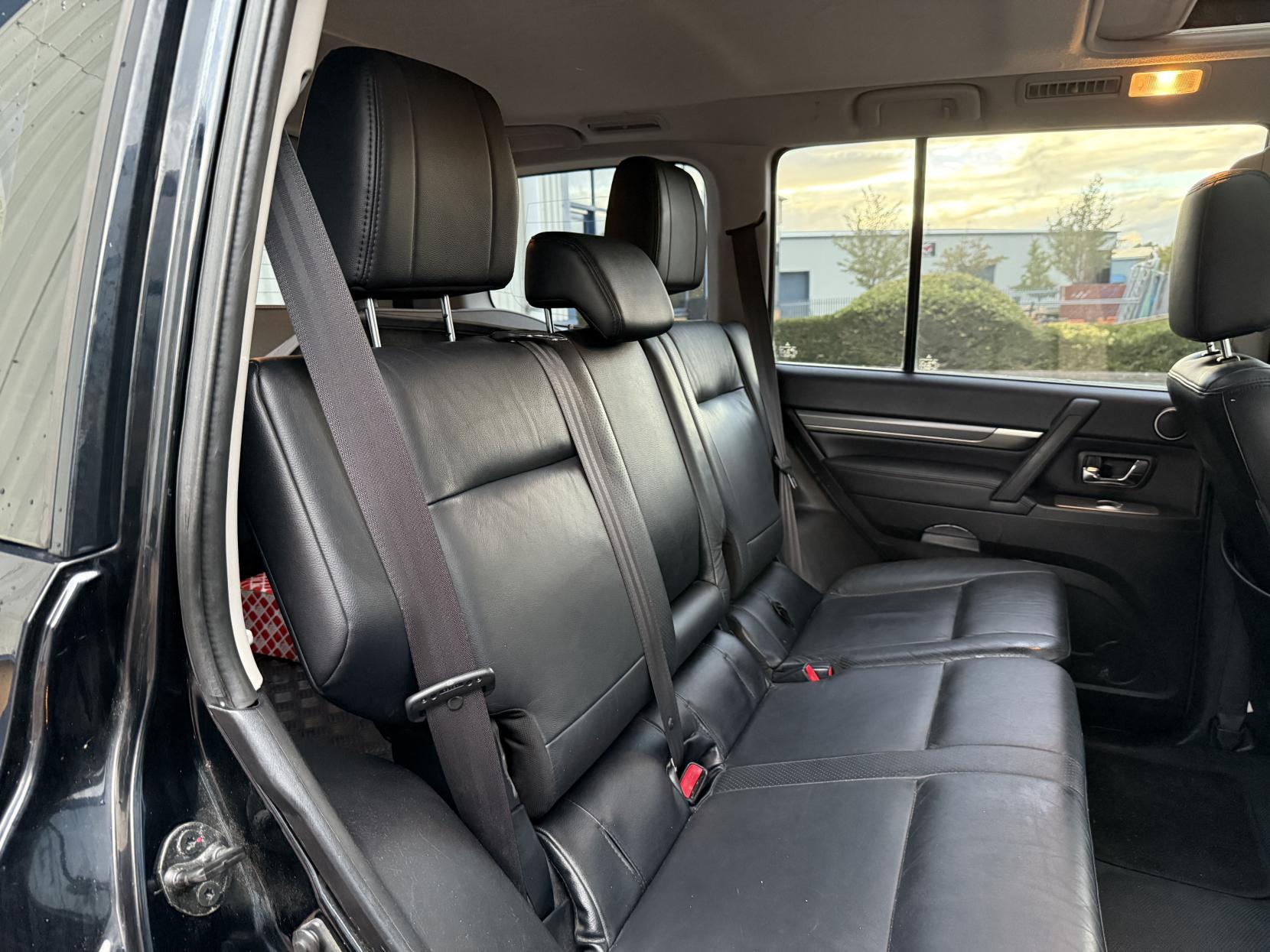 Mitsubishi Shogun 3.2 DI-DC Elegance SUV 5dr Diesel Auto 4WD Euro 5 LWB (197 ps)