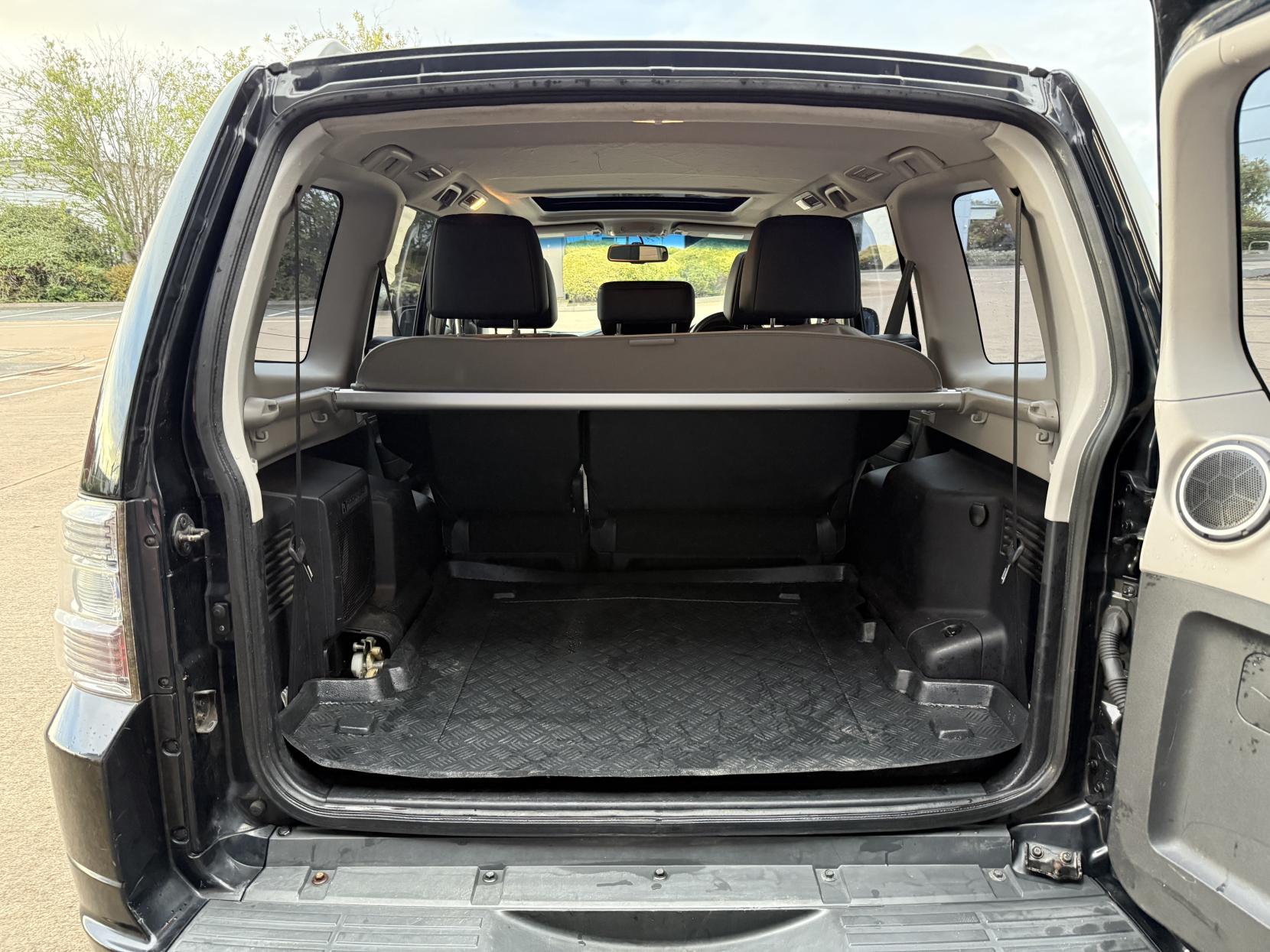 Mitsubishi Shogun 3.2 DI-DC Elegance SUV 5dr Diesel Auto 4WD Euro 5 LWB (197 ps)