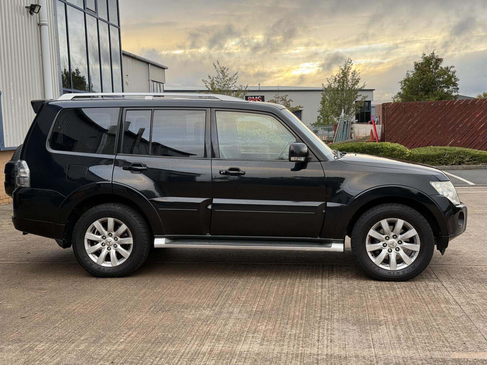 Mitsubishi Shogun 3.2 DI-DC Elegance SUV 5dr Diesel Auto 4WD Euro 5 LWB (197 ps)