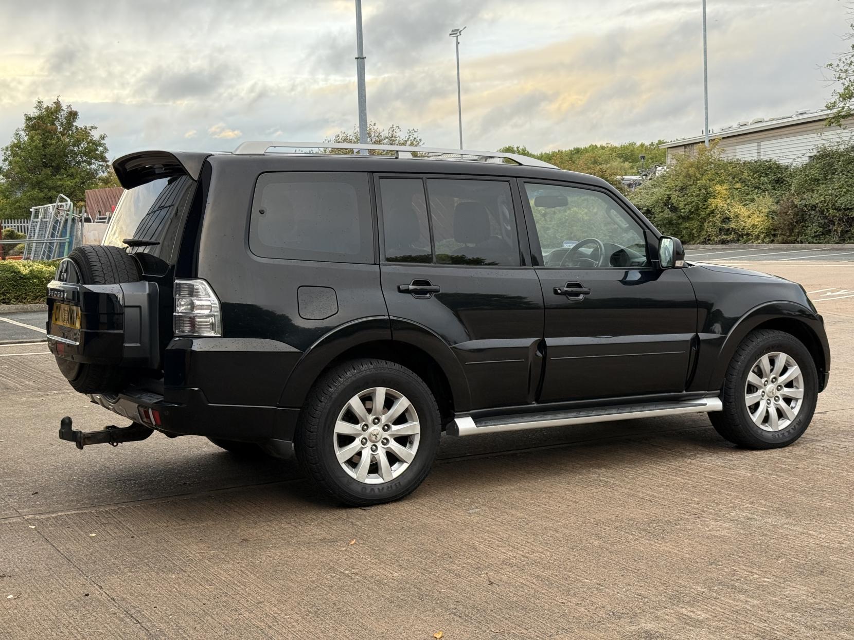 Mitsubishi Shogun 3.2 DI-DC Elegance SUV 5dr Diesel Auto 4WD Euro 5 LWB (197 ps)