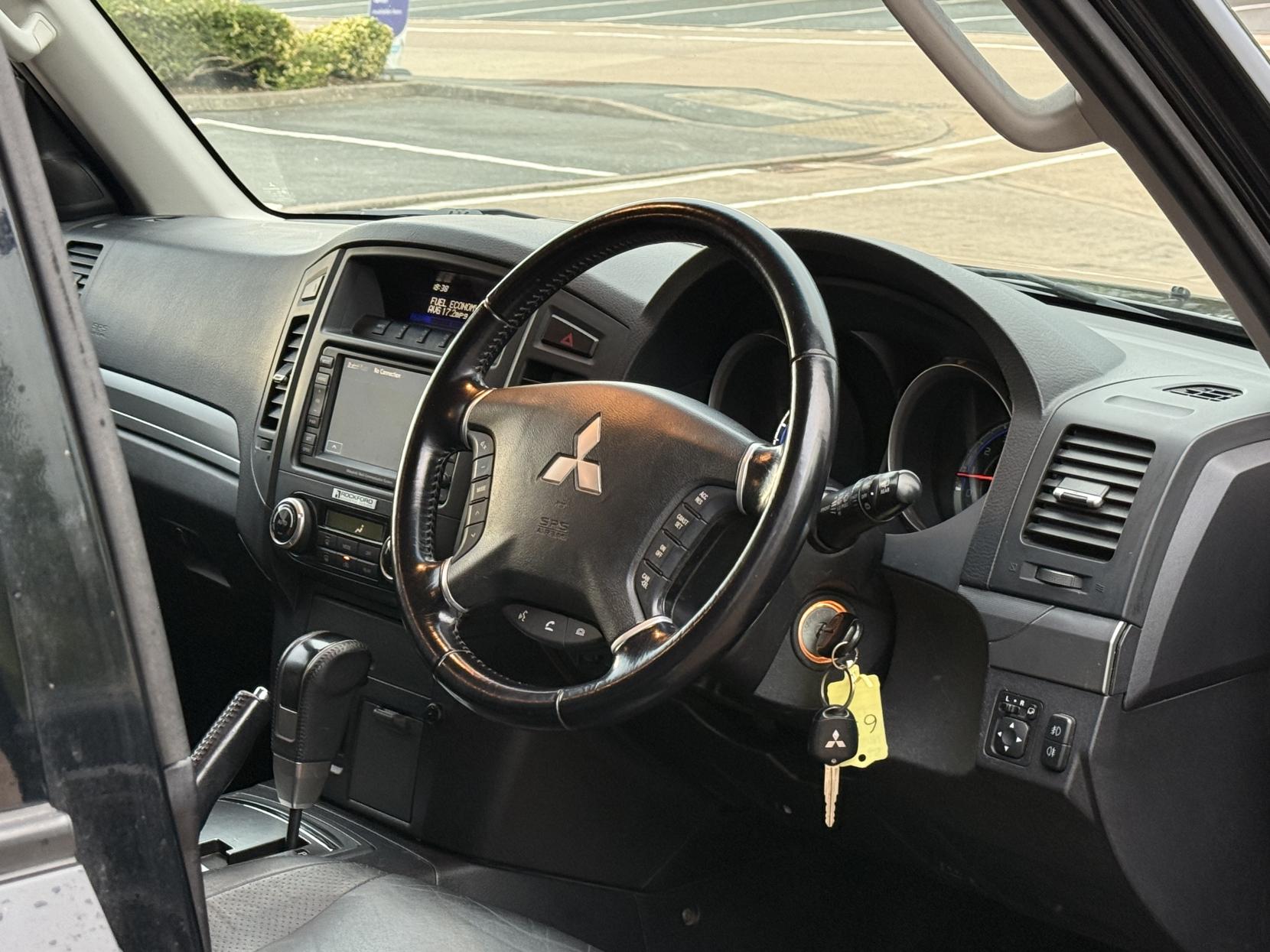 Mitsubishi Shogun 3.2 DI-DC Elegance SUV 5dr Diesel Auto 4WD Euro 5 LWB (197 ps)