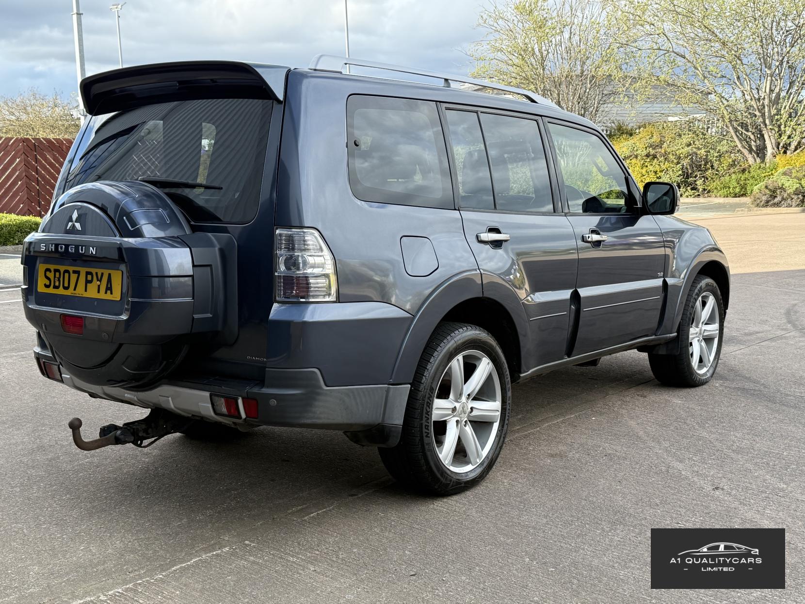 Mitsubishi Shogun 3.2 DI-DC Diamond SUV 5dr Diesel Auto 4WD Euro 4 LWB (168 ps)