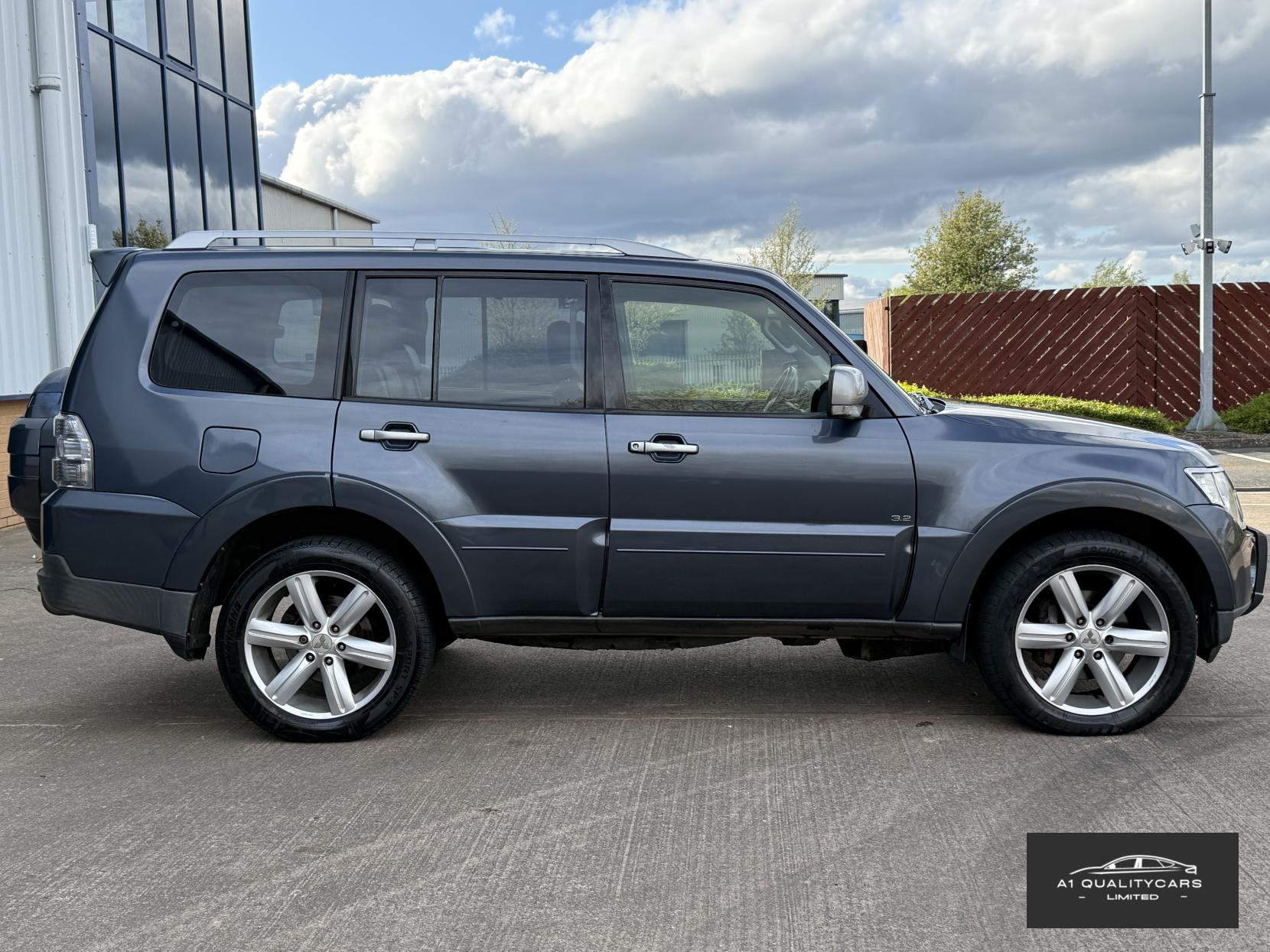 Mitsubishi Shogun 3.2 DI-DC Diamond SUV 5dr Diesel Auto 4WD Euro 4 LWB (168 ps)
