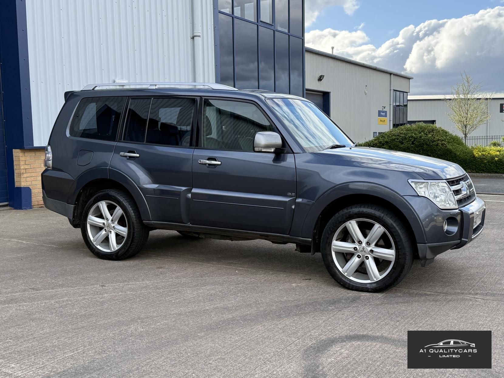 Mitsubishi Shogun 3.2 DI-DC Diamond SUV 5dr Diesel Auto 4WD Euro 4 LWB (168 ps)