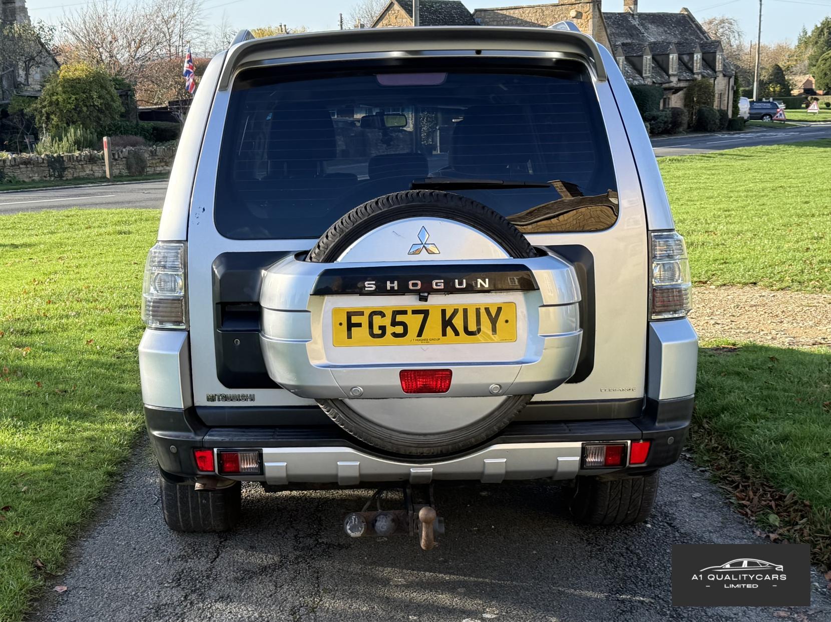 Mitsubishi Shogun 3.2 DI-DC Elegance SUV 5dr Diesel Auto 4WD Euro 4 LWB (168 ps)