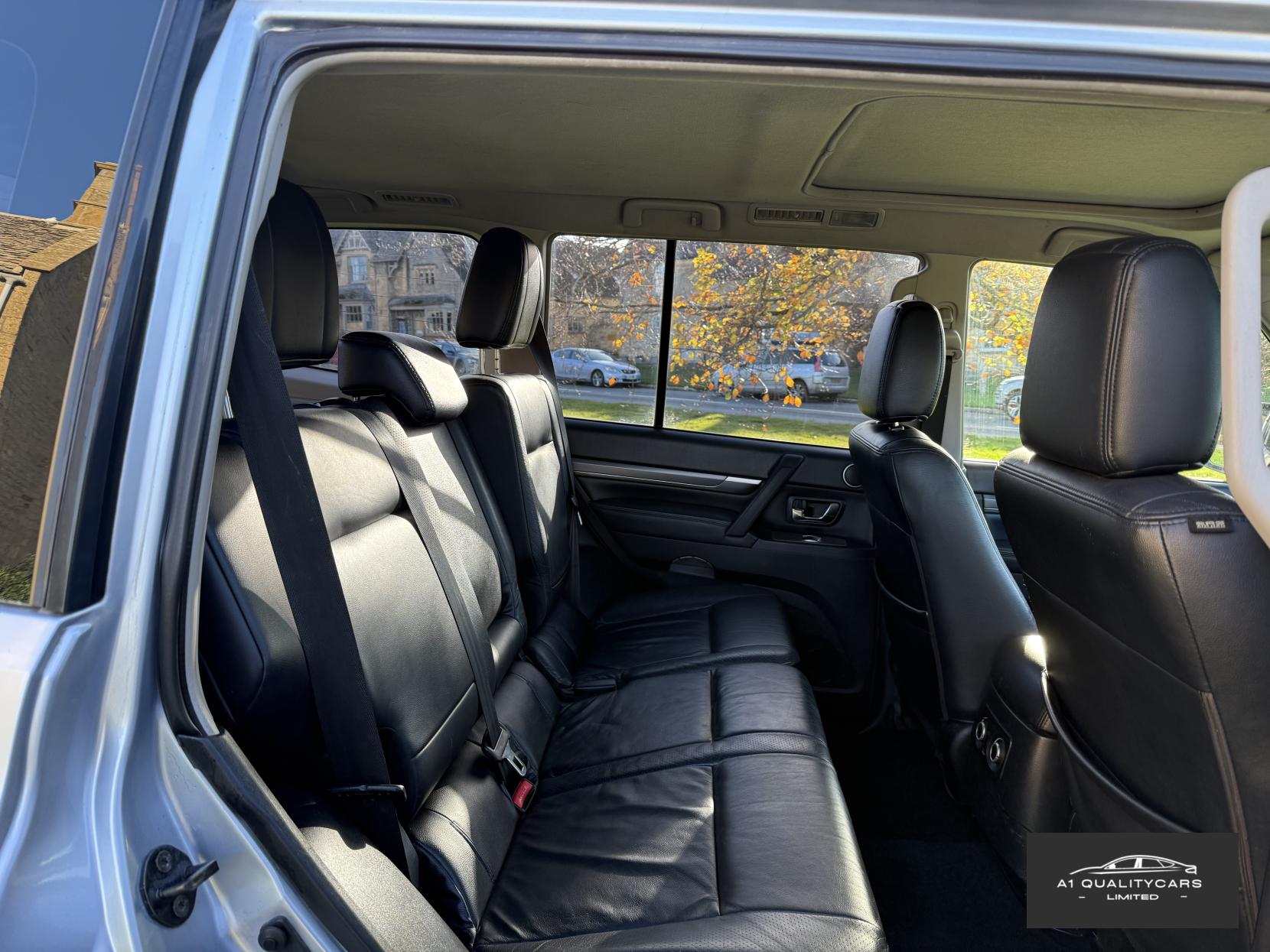 Mitsubishi Shogun 3.2 DI-DC Elegance SUV 5dr Diesel Auto 4WD Euro 4 LWB (168 ps)