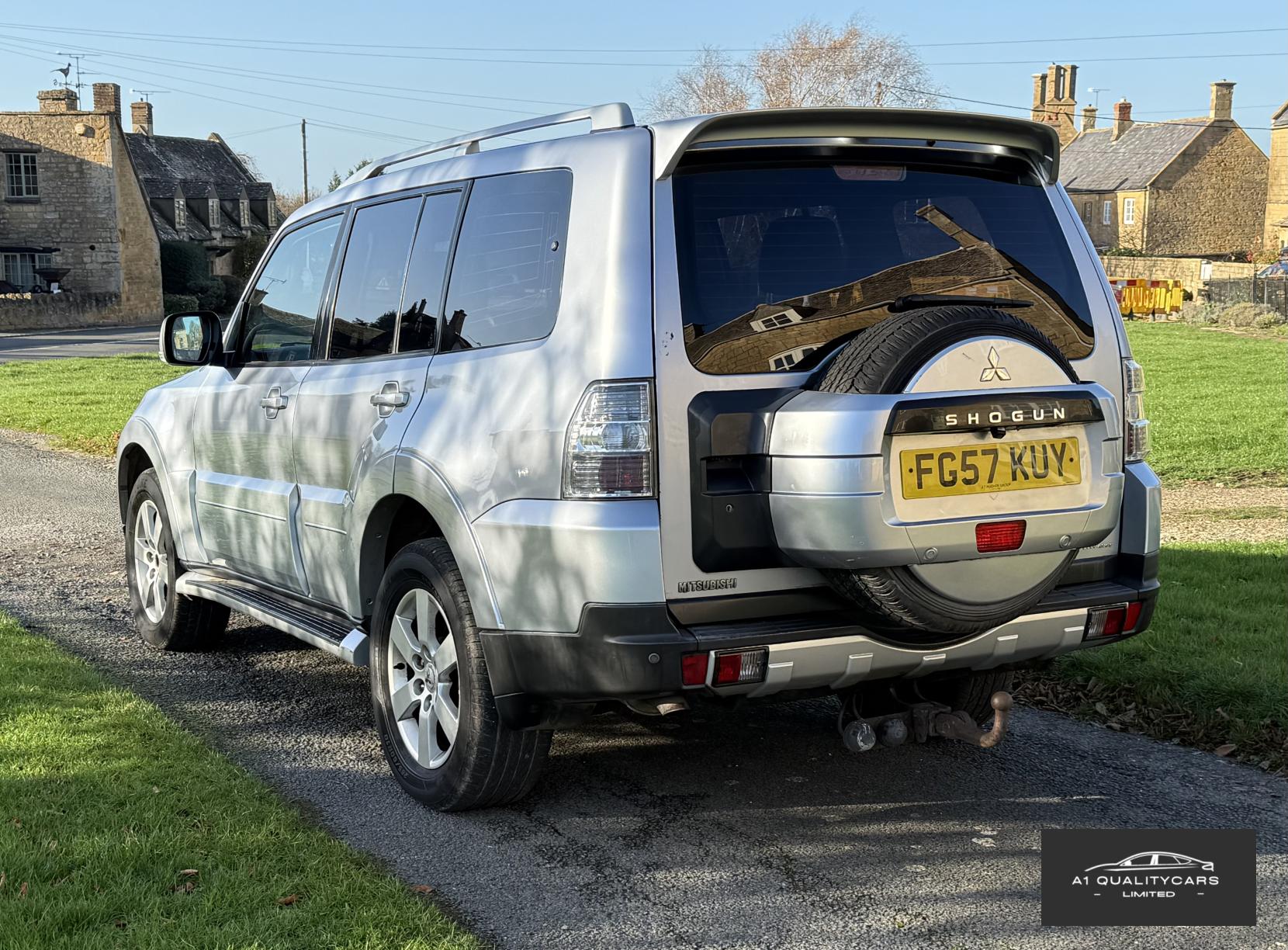 Mitsubishi Shogun 3.2 DI-DC Elegance SUV 5dr Diesel Auto 4WD Euro 4 LWB (168 ps)