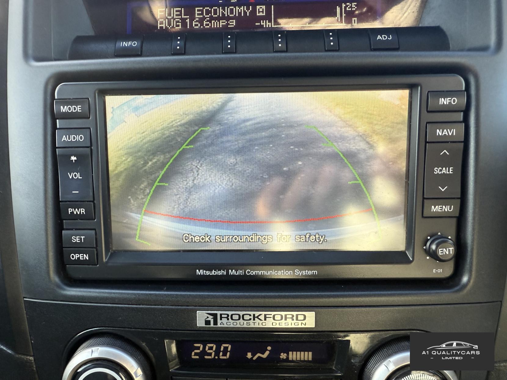 Mitsubishi Shogun 3.2 DI-DC Elegance SUV 5dr Diesel Auto 4WD Euro 4 LWB (168 ps)