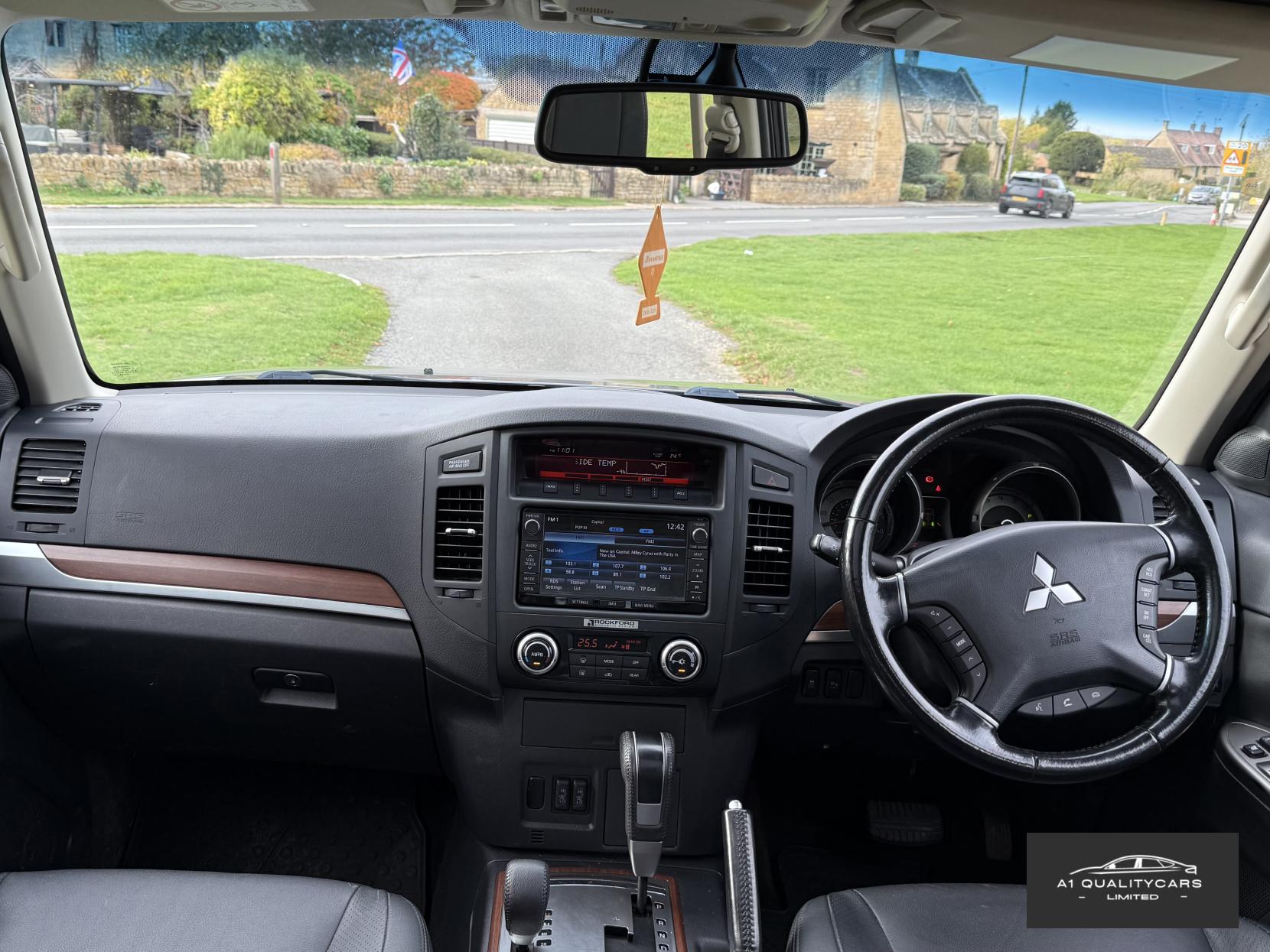 Mitsubishi Shogun 3.2 DI-DC SG3 SUV 5dr Diesel Auto 4WD Euro 5 LWB (197 ps)