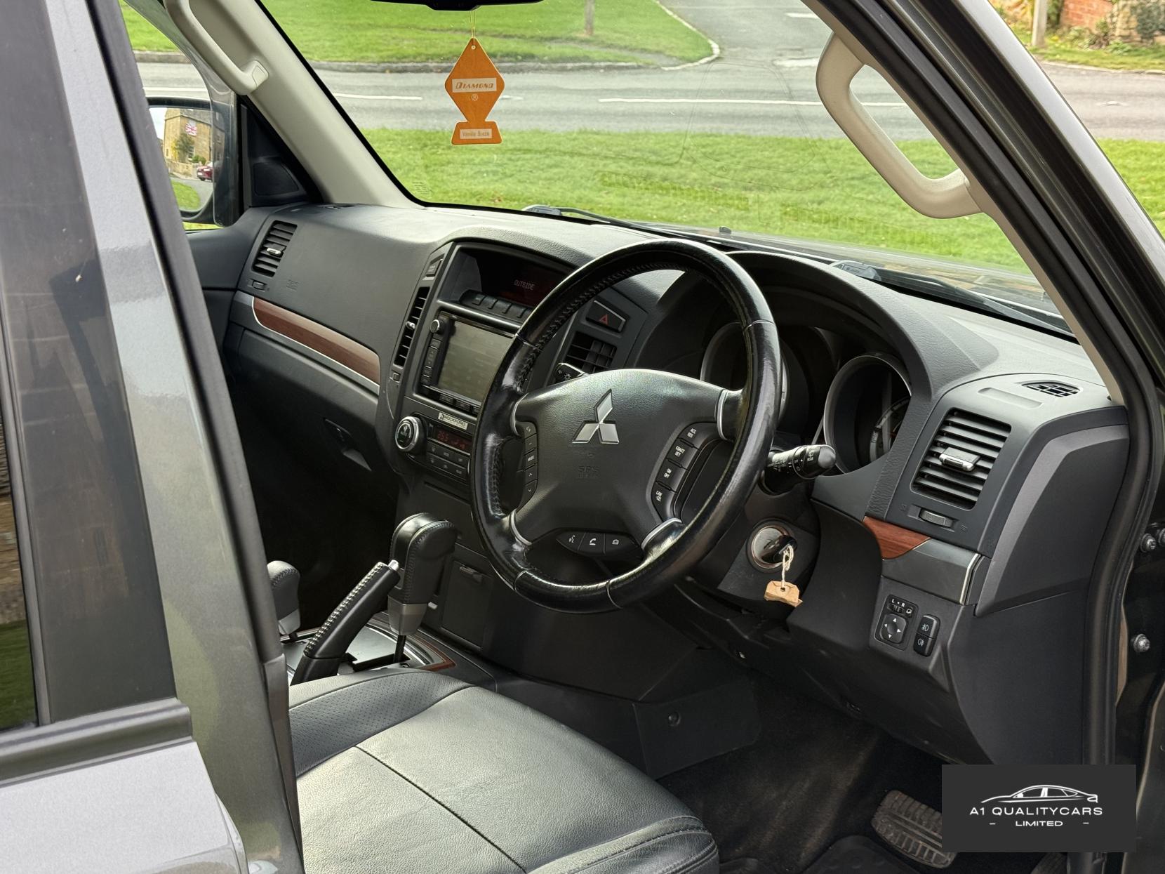 Mitsubishi Shogun 3.2 DI-DC SG3 SUV 5dr Diesel Auto 4WD Euro 5 LWB (197 ps)