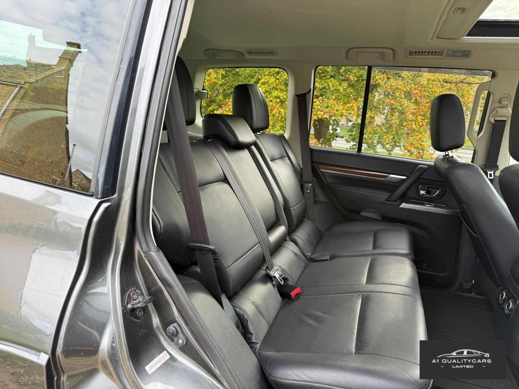 Mitsubishi Shogun 3.2 DI-DC SG3 SUV 5dr Diesel Auto 4WD Euro 5 LWB (197 ps)