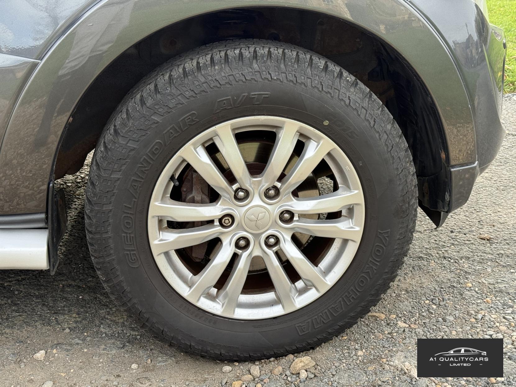 Mitsubishi Shogun 3.2 DI-DC SG3 SUV 5dr Diesel Auto 4WD Euro 5 LWB (197 ps)