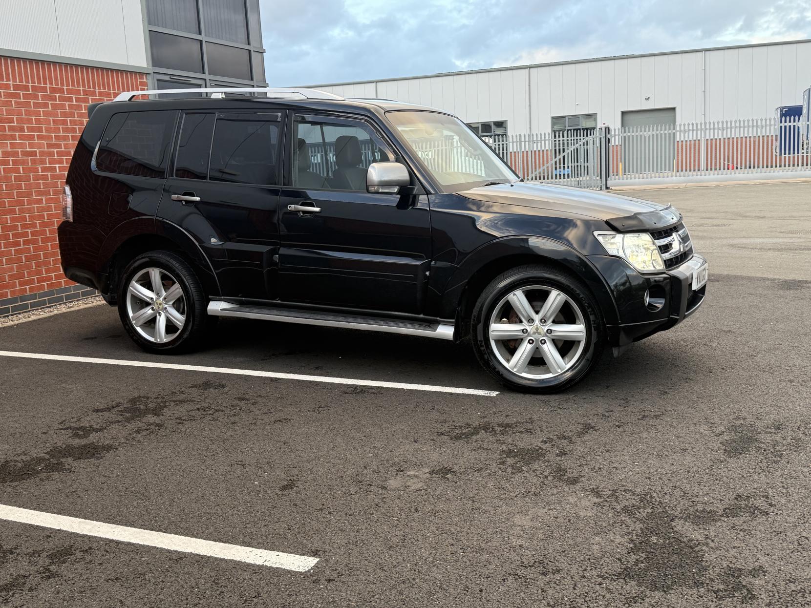 Mitsubishi Shogun 3.2 DI-DC Diamond SUV 5dr Diesel Auto 4WD Euro 5 LWB (197 ps)