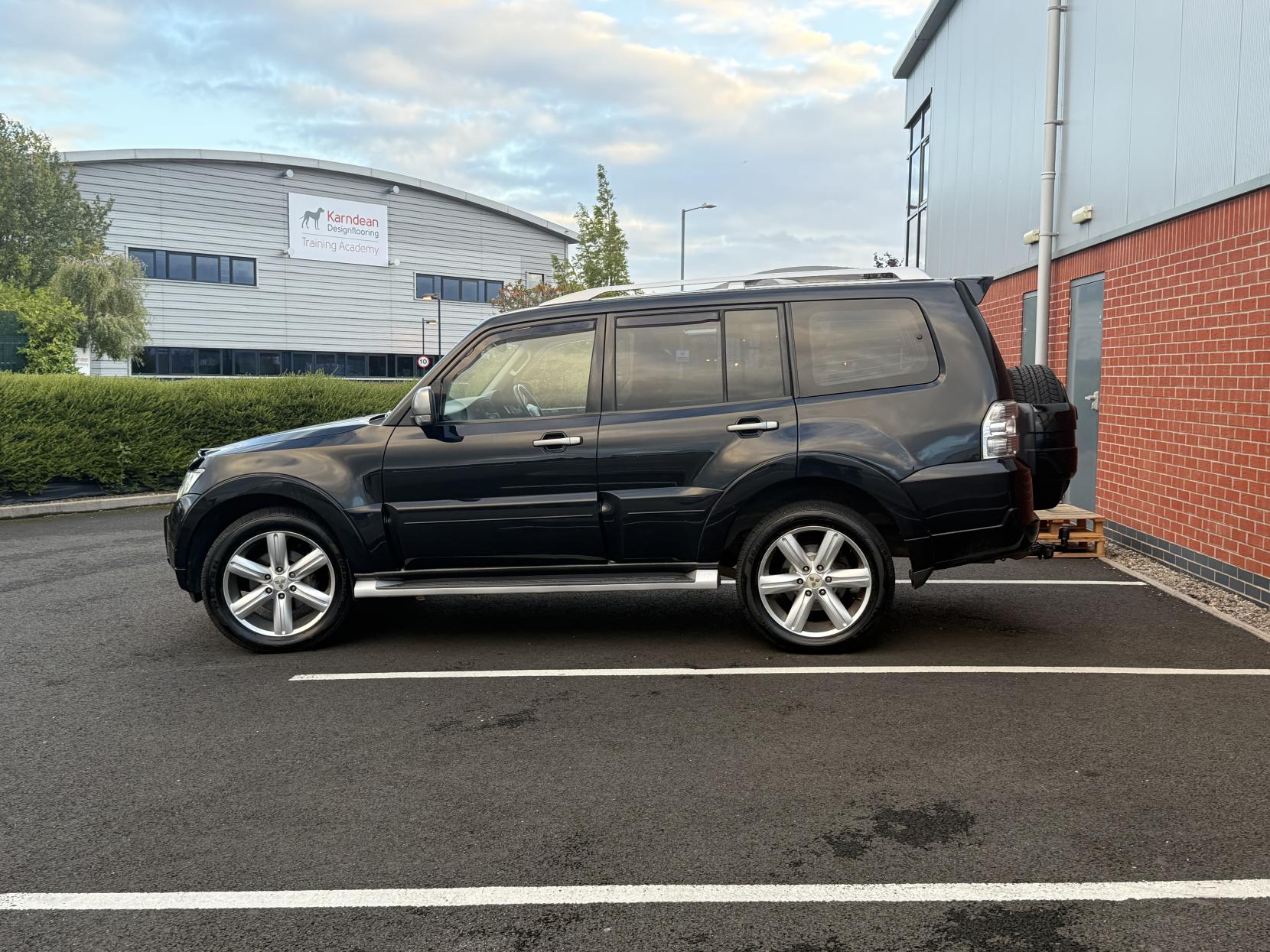 Mitsubishi Shogun 3.2 DI-DC Diamond SUV 5dr Diesel Auto 4WD Euro 5 LWB (197 ps)