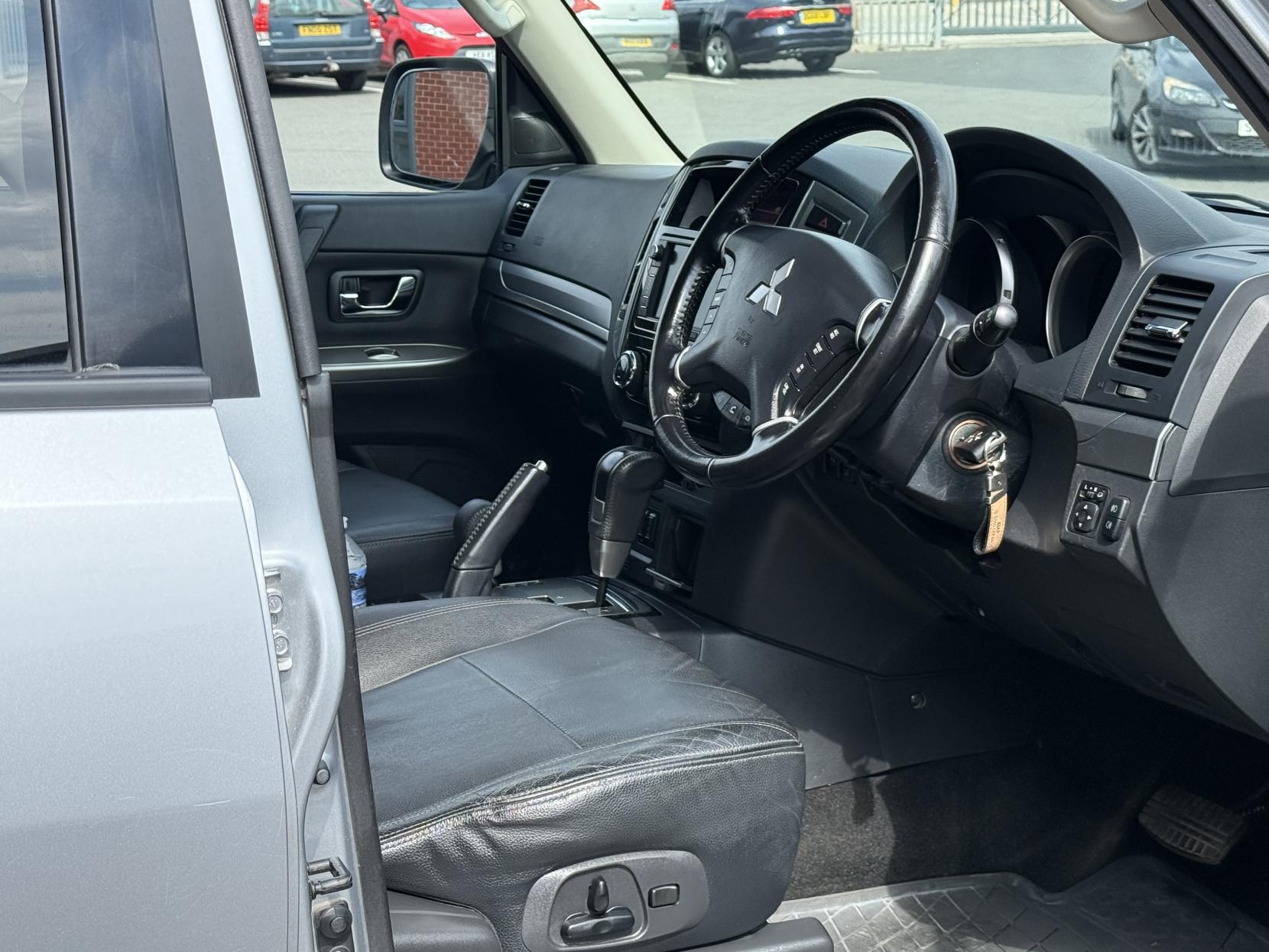 Mitsubishi Shogun 3.2 DI-DC SG3 SUV 5dr Diesel Auto 4WD Euro 5 LWB (197 ps)