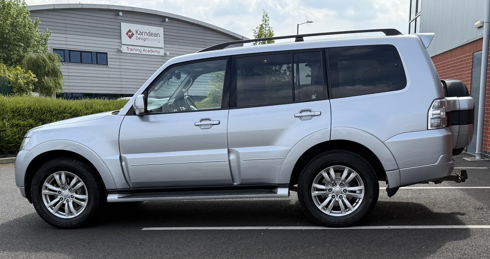 Mitsubishi Shogun 3.2 DI-DC SG3 SUV 5dr Diesel Auto 4WD Euro 5 LWB (197 ps)