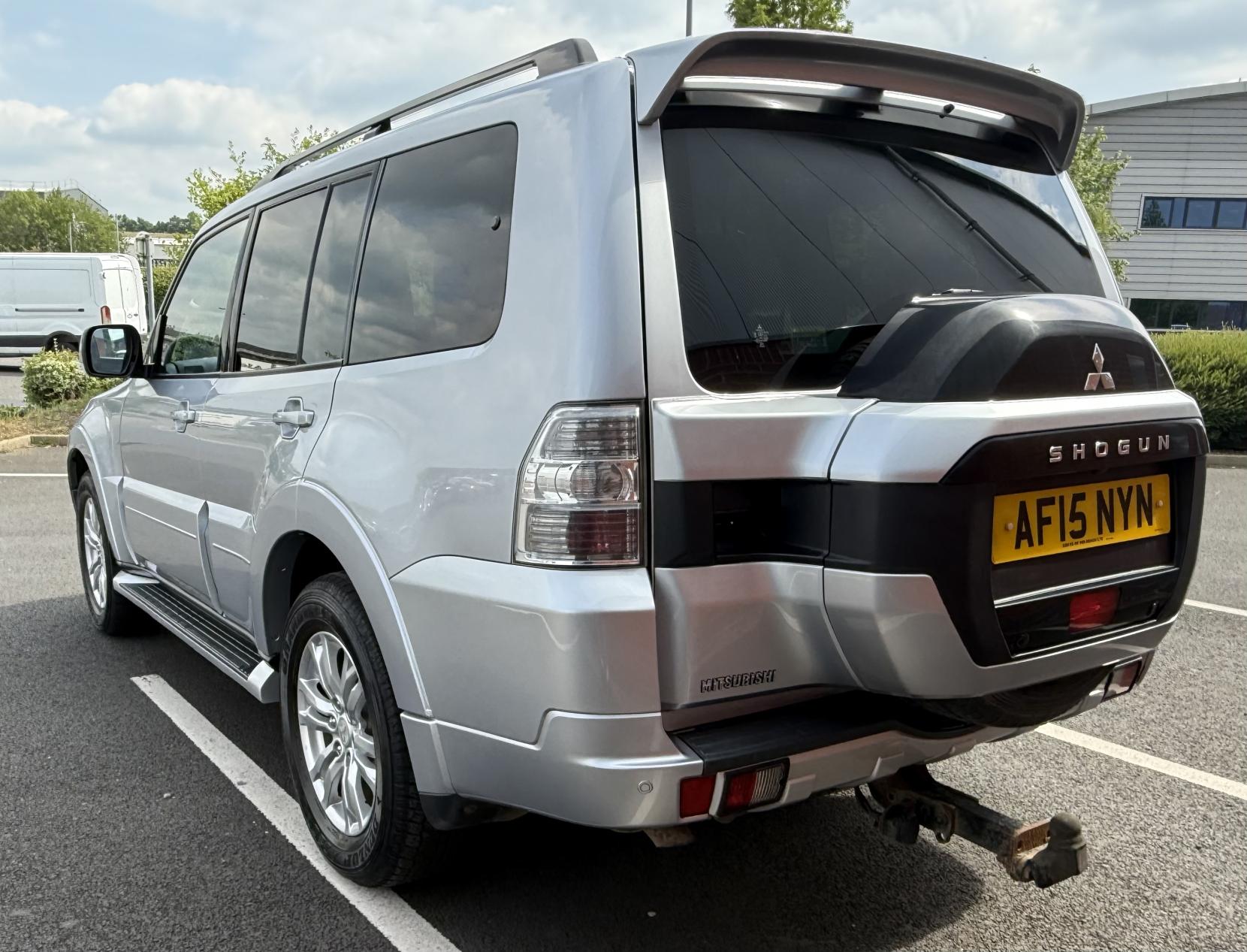 Mitsubishi Shogun 3.2 DI-DC SG3 SUV 5dr Diesel Auto 4WD Euro 5 LWB (197 ps)