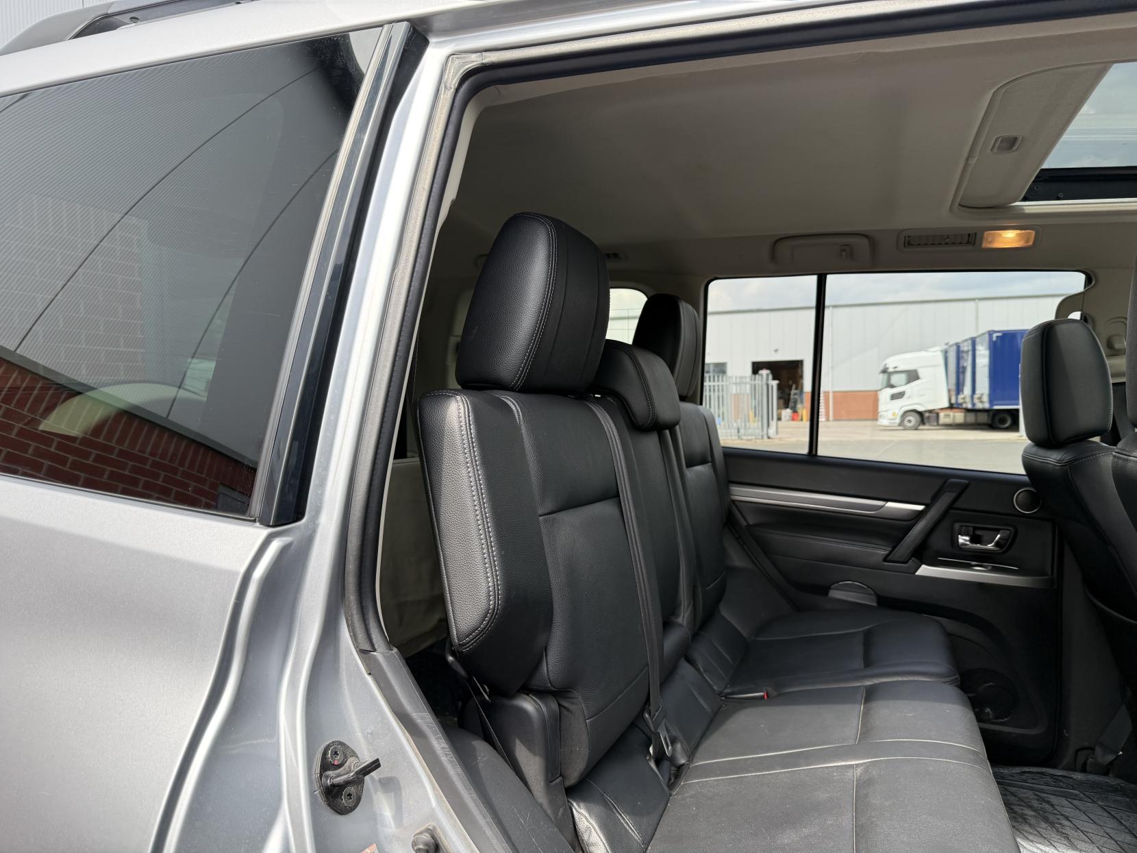 Mitsubishi Shogun 3.2 DI-DC SG3 SUV 5dr Diesel Auto 4WD Euro 5 LWB (197 ps)
