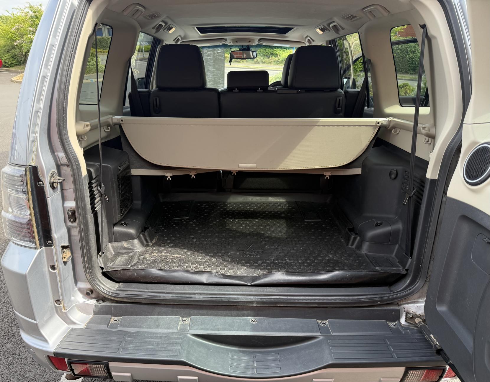 Mitsubishi Shogun 3.2 DI-DC SG3 SUV 5dr Diesel Auto 4WD Euro 5 LWB (197 ps)