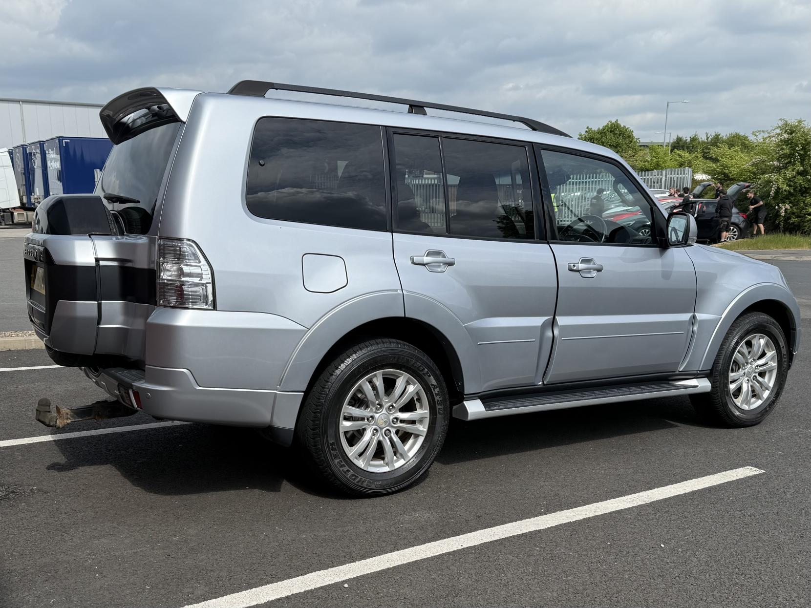 Mitsubishi Shogun 3.2 DI-DC SG3 SUV 5dr Diesel Auto 4WD Euro 5 LWB (197 ps)