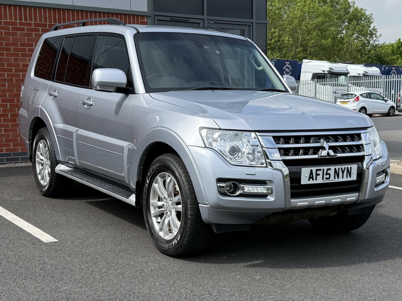 Mitsubishi Shogun 3.2 DI-DC SG3 SUV 5dr Diesel Auto 4WD Euro 5 LWB (197 ps)