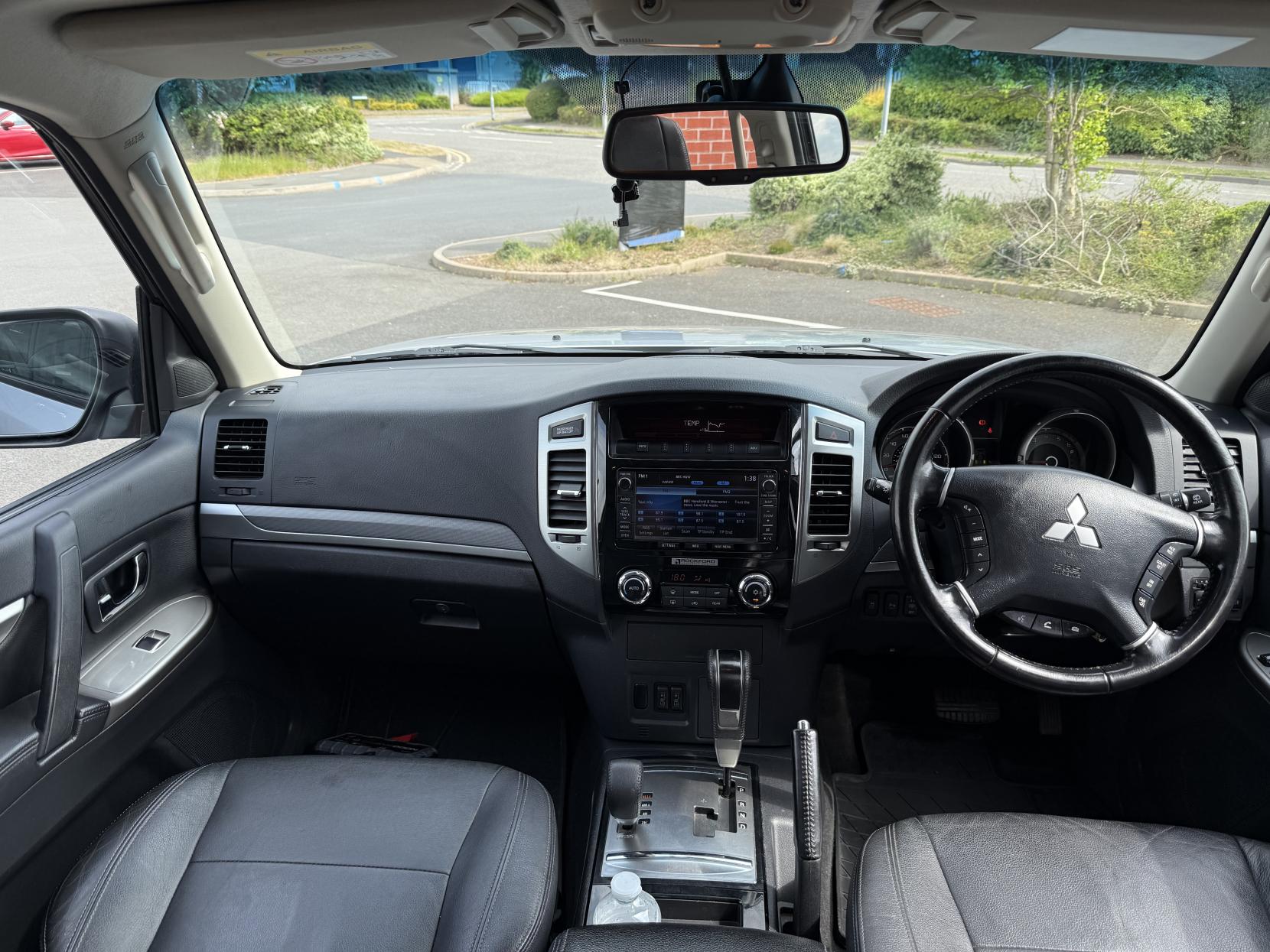 Mitsubishi Shogun 3.2 DI-DC SG3 SUV 5dr Diesel Auto 4WD Euro 5 LWB (197 ps)