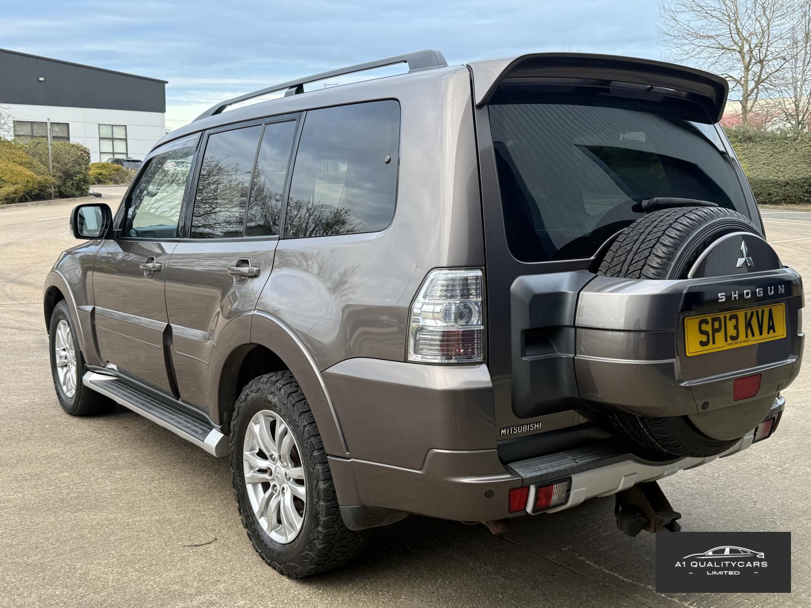 Mitsubishi Shogun 3.2 DI-DC SG3 SUV 5dr Diesel Auto 4WD Euro 5 LWB (197 ps)