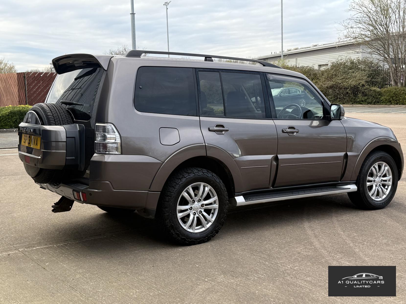 Mitsubishi Shogun 3.2 DI-DC SG3 SUV 5dr Diesel Auto 4WD Euro 5 LWB (197 ps)