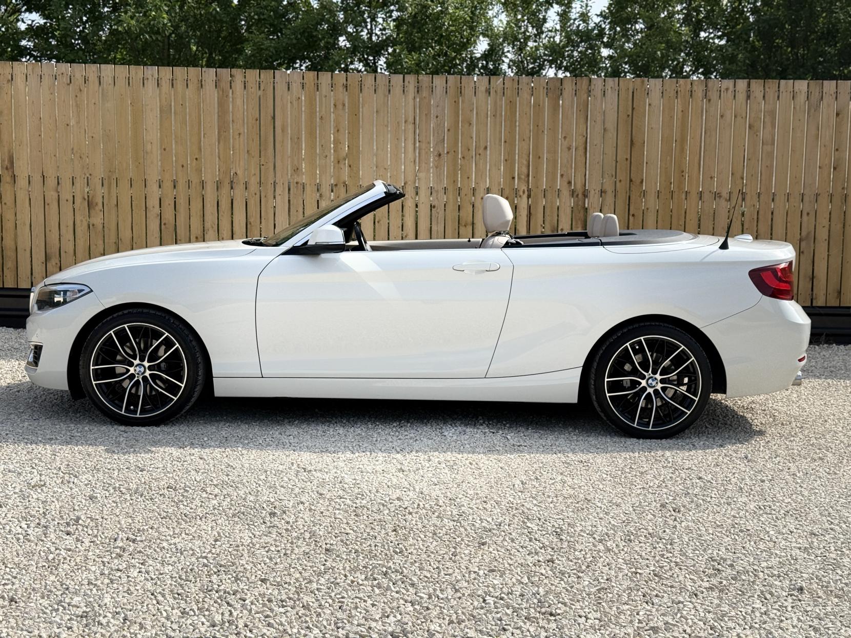 BMW 2 Series 2.0 220d Luxury Convertible 2dr Diesel Auto Euro 6 (s/s) (190 ps)