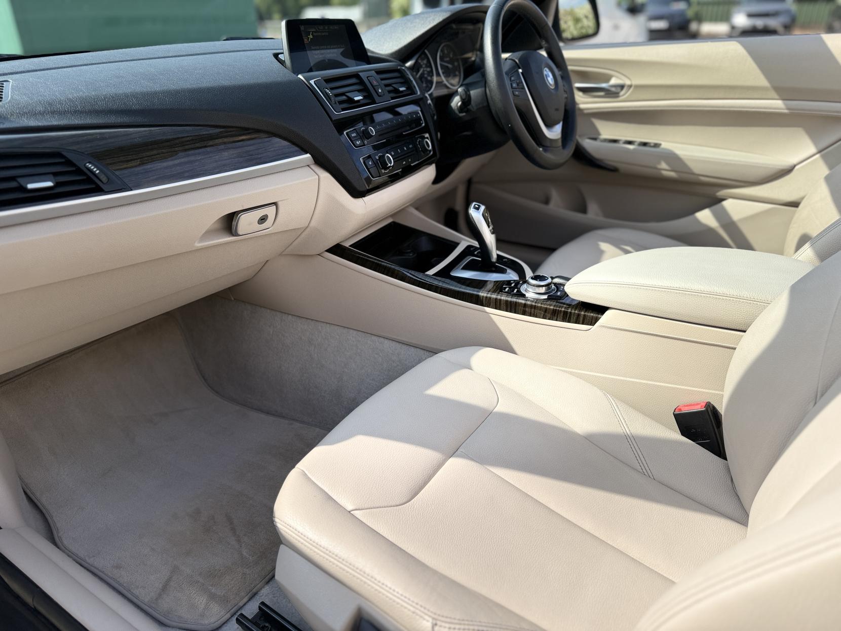 BMW 2 Series 2.0 220d Luxury Convertible 2dr Diesel Auto Euro 6 (s/s) (190 ps)