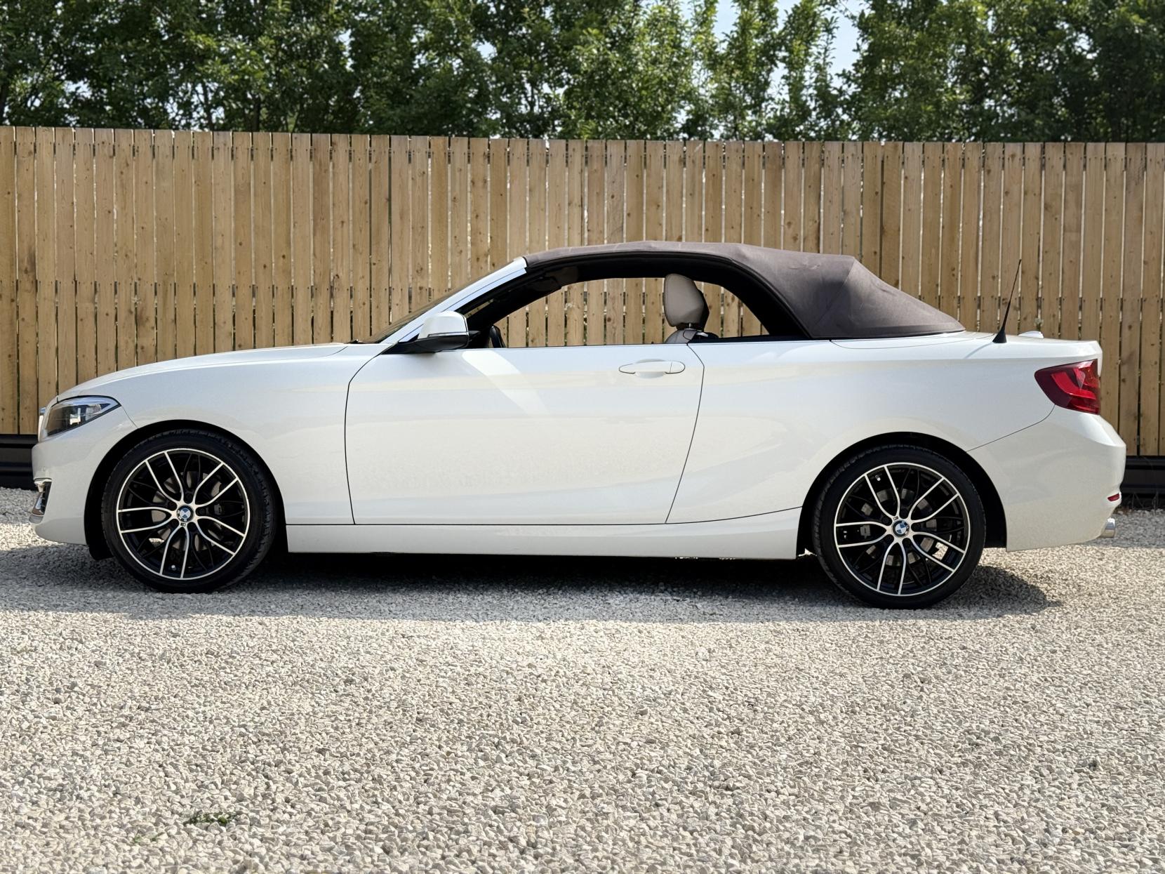 BMW 2 Series 2.0 220d Luxury Convertible 2dr Diesel Auto Euro 6 (s/s) (190 ps)