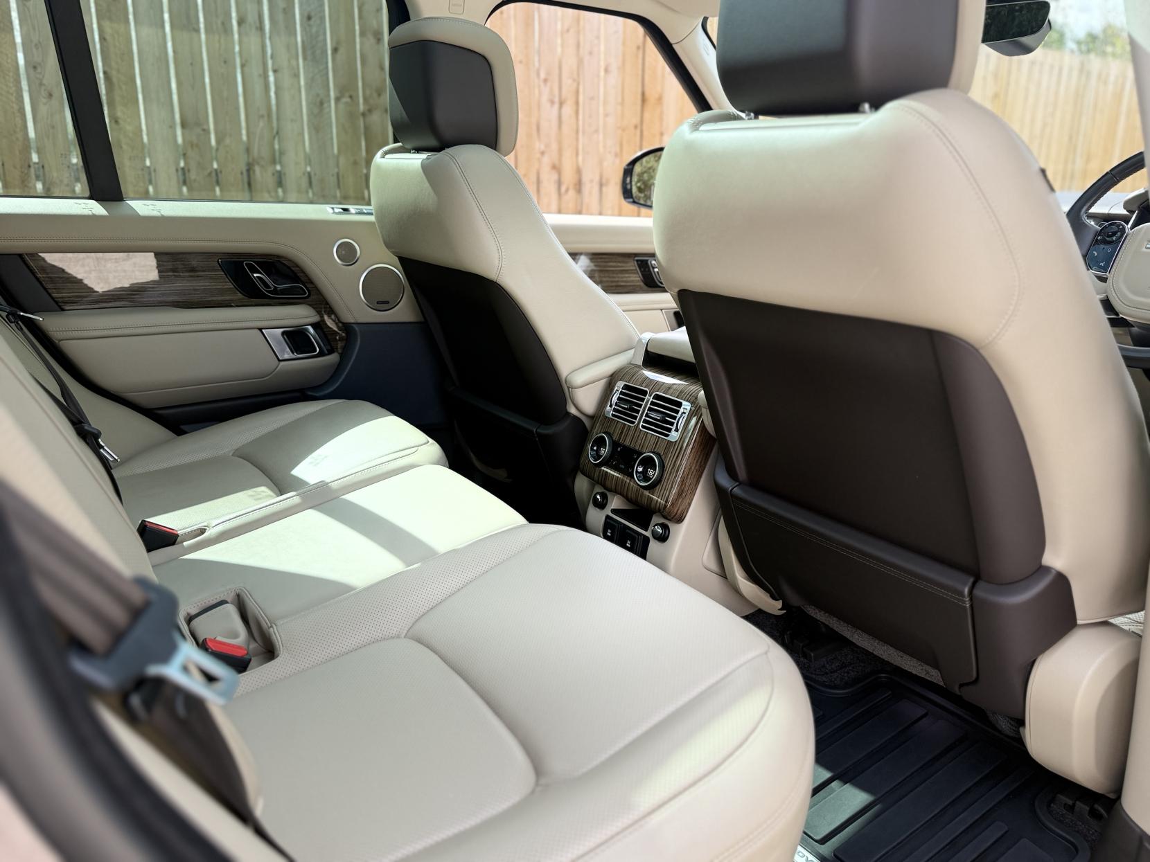 Land Rover Range Rover 3.0 SD V6 Vogue SUV 5dr Diesel Auto 4WD Euro 6 (s/s) (275 ps)