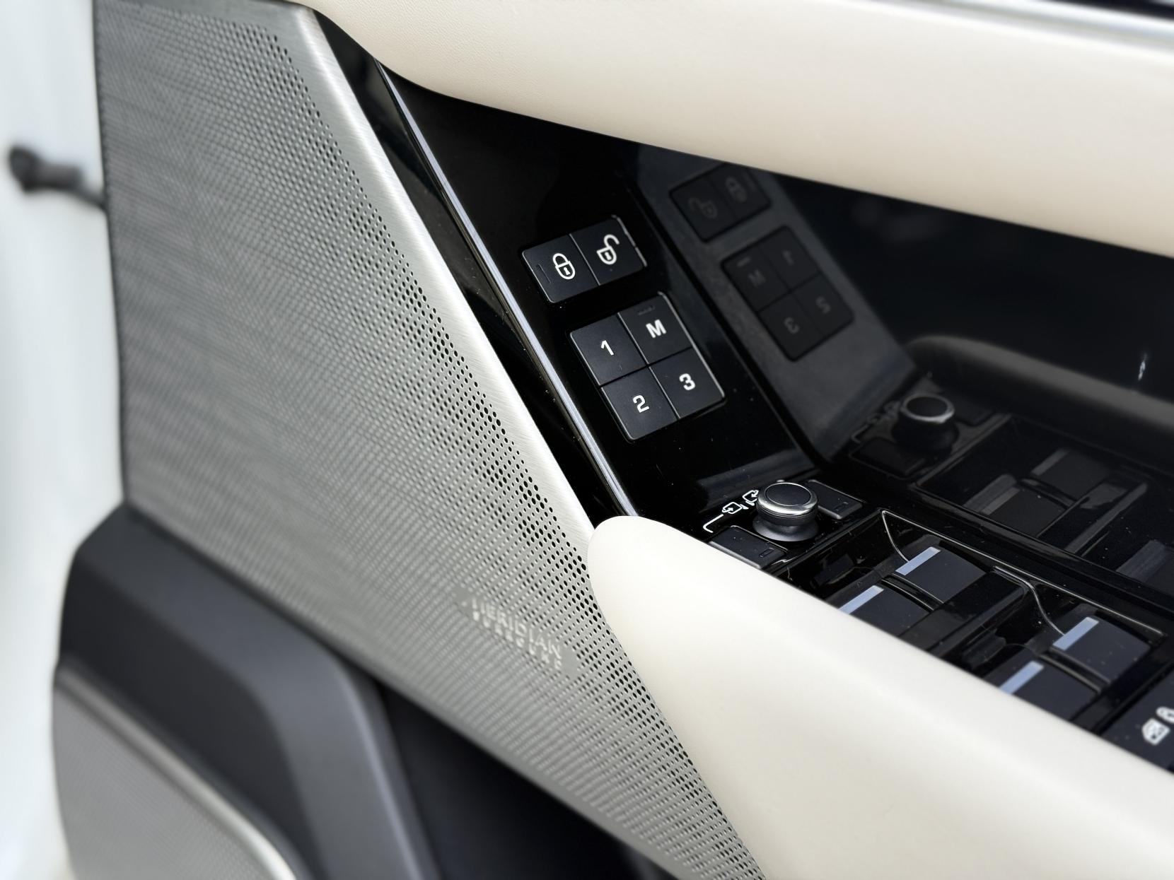 Land Rover Range Rover Velar 3.0 D300 R-Dynamic HSE SUV 5dr Diesel Auto 4WD Euro 6 (s/s) (300 ps)